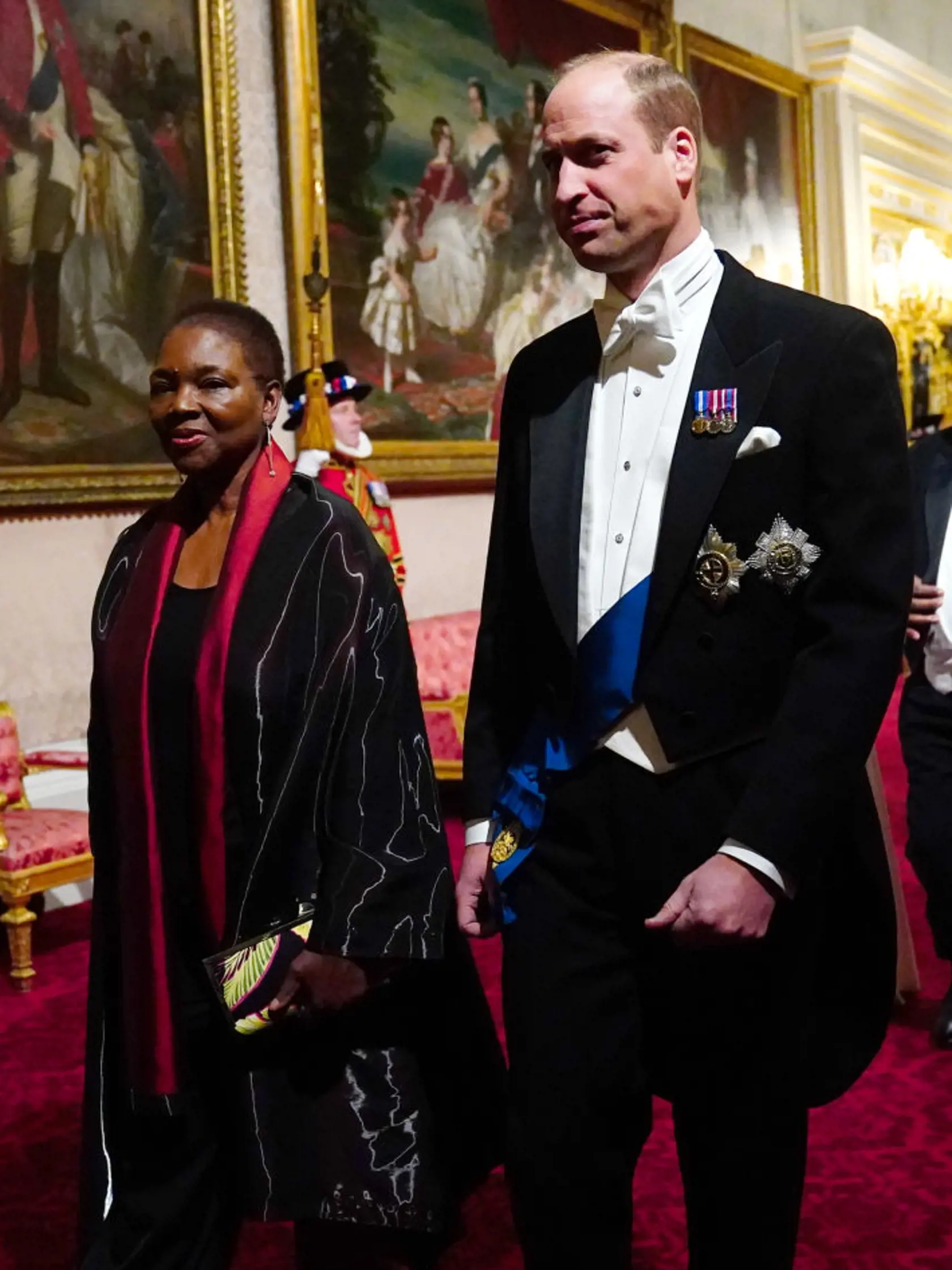 Princ William na bankete veľa pozornosti nepútal.