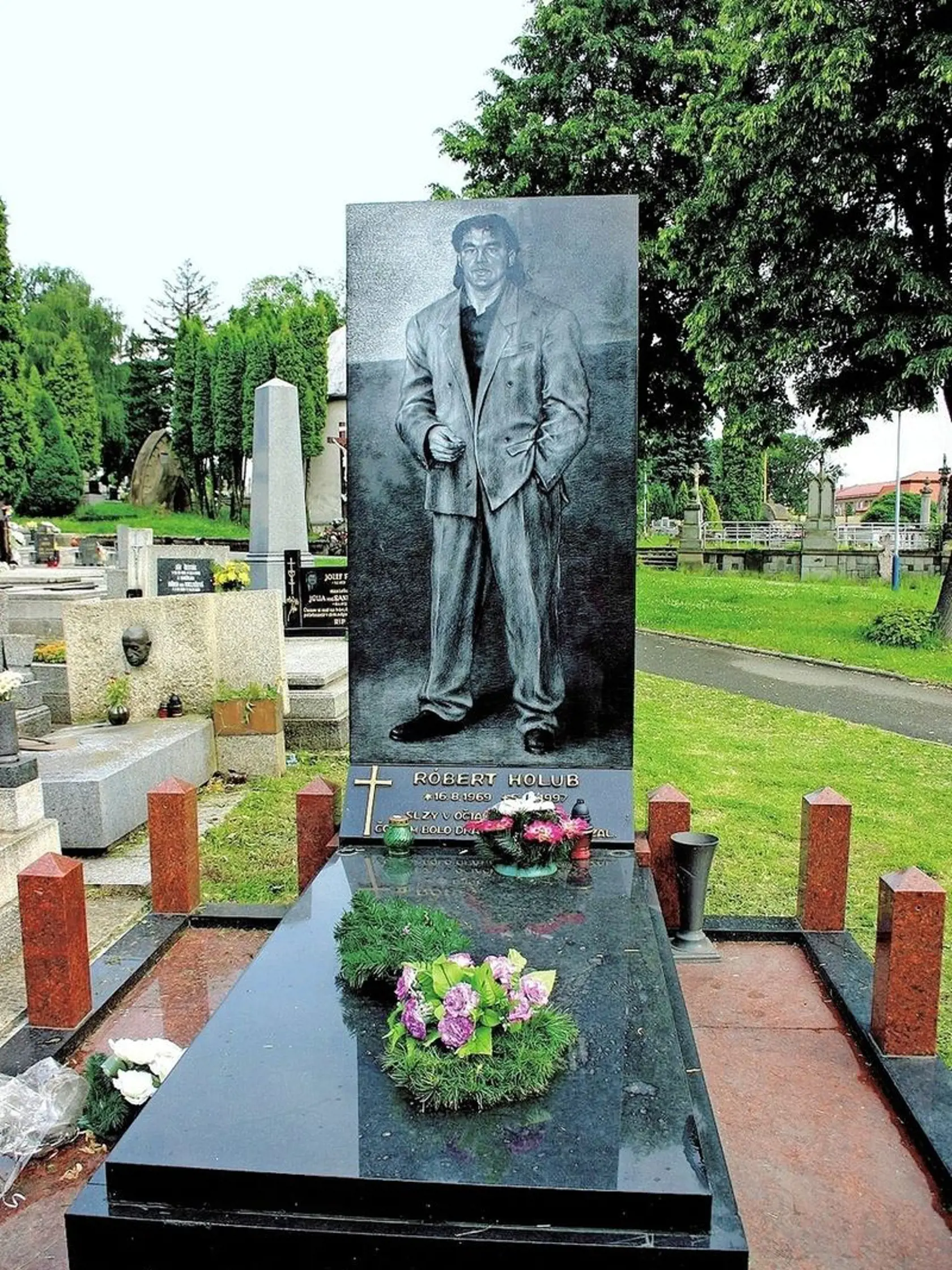 Košický bos gangu rómskeho pôvodu, Róbert Holub do posledného dychu o sebe tvrdil, že je podnikateľ. Po dvoch neúspešným pokusoch o jeho odstránenie konkurenciou sa to podarilo v roku 1997, keď ho v noci zastrelil najatý vrah.