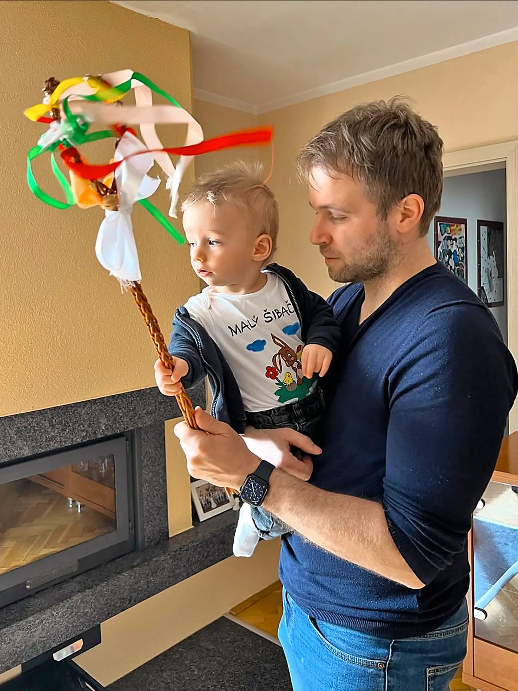 Spevák Tomáš Bezdeda sa vybral šibať so synom Jakubom.
