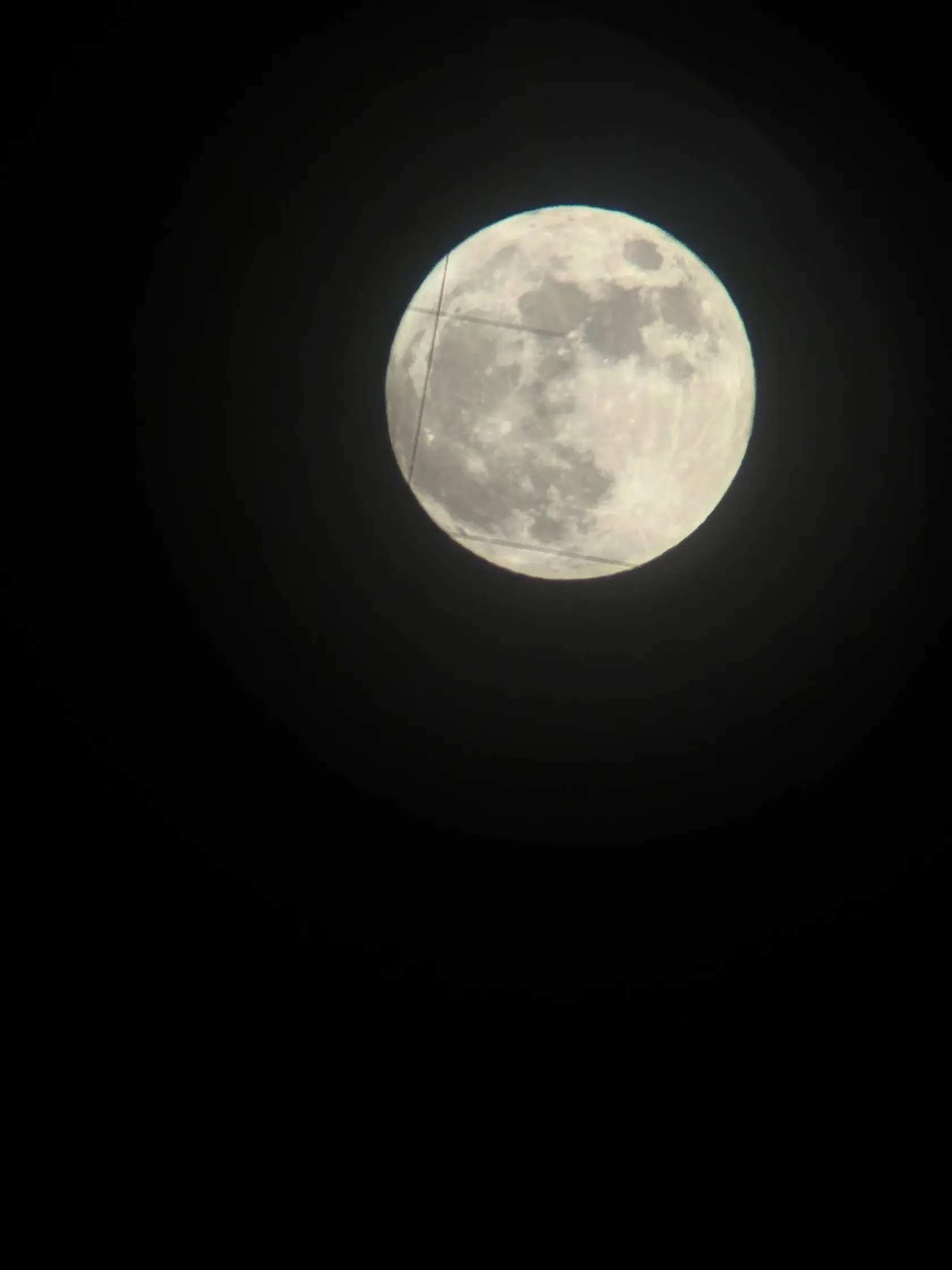 Noc zo soboty na nedeľu priniesla fanúšikom astronómie mimoriadny zážitok! Na oblohe sa totiž objavil ružový spln, ktorý sa vzácne spojil s tzv. apogeom – momentom, keď je Mesiac najďalej od Zeme.