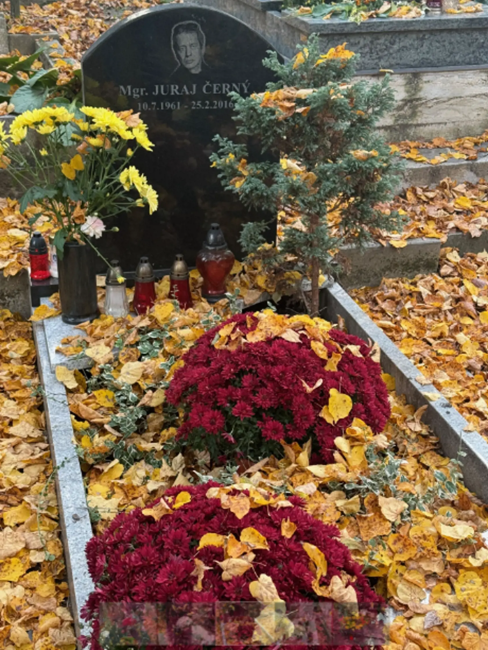 Legendárny bubeník a zakladateľ rockovej skupiny Tublatanka Juraj Černý († 54). Cintorín Slávičie údolie.