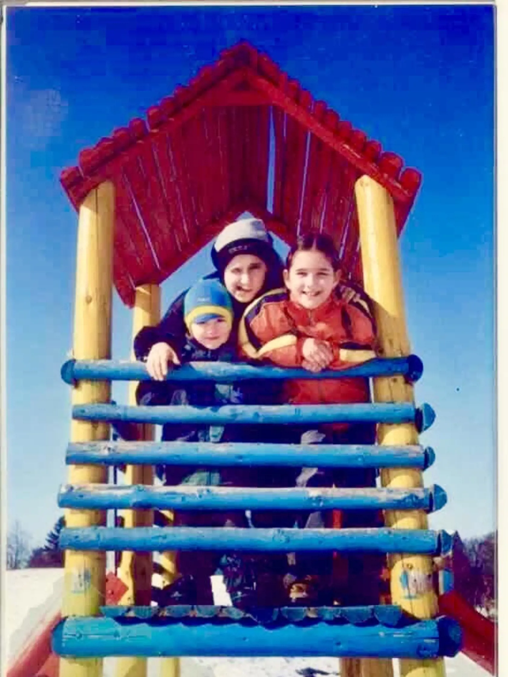 Súrodenecké trio doma v Hažíne: Zľava Paľko, Radoslav, Andrea. Archívne foto 2001.
