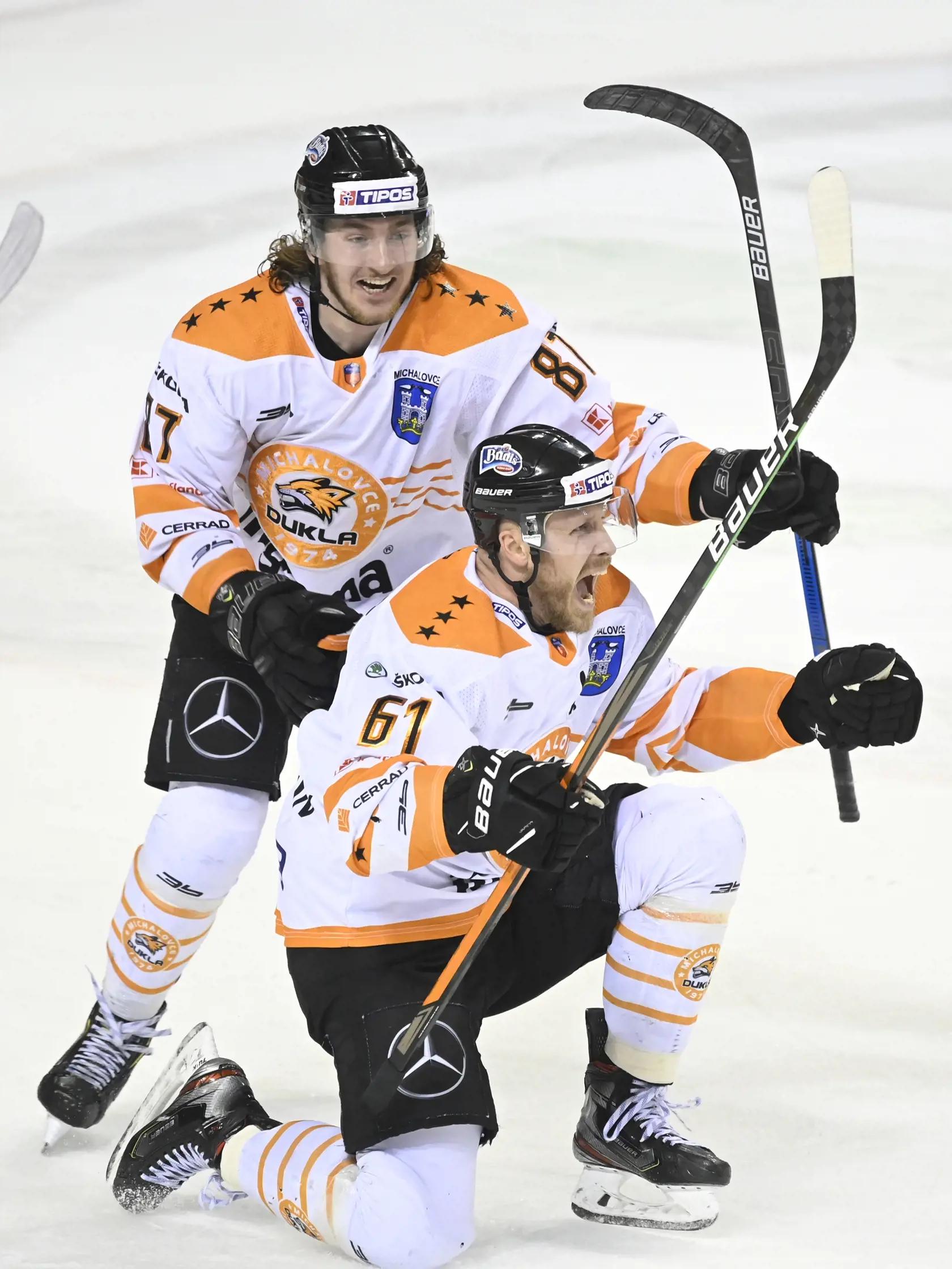 Na snímke zľava hráči HK Dukla Ingema Michalovce Pavol Regenda a Marek Bartánus sa tešia po góle v 6. štvrťfinálovom zápase Kaufland play off Tipos extraligy HK Dukla Trenčín - HK Dukla Ingema Michalovce, 11. apríla 2021 v Trenčíne. FOTO TASR - Radovan Stoklasa