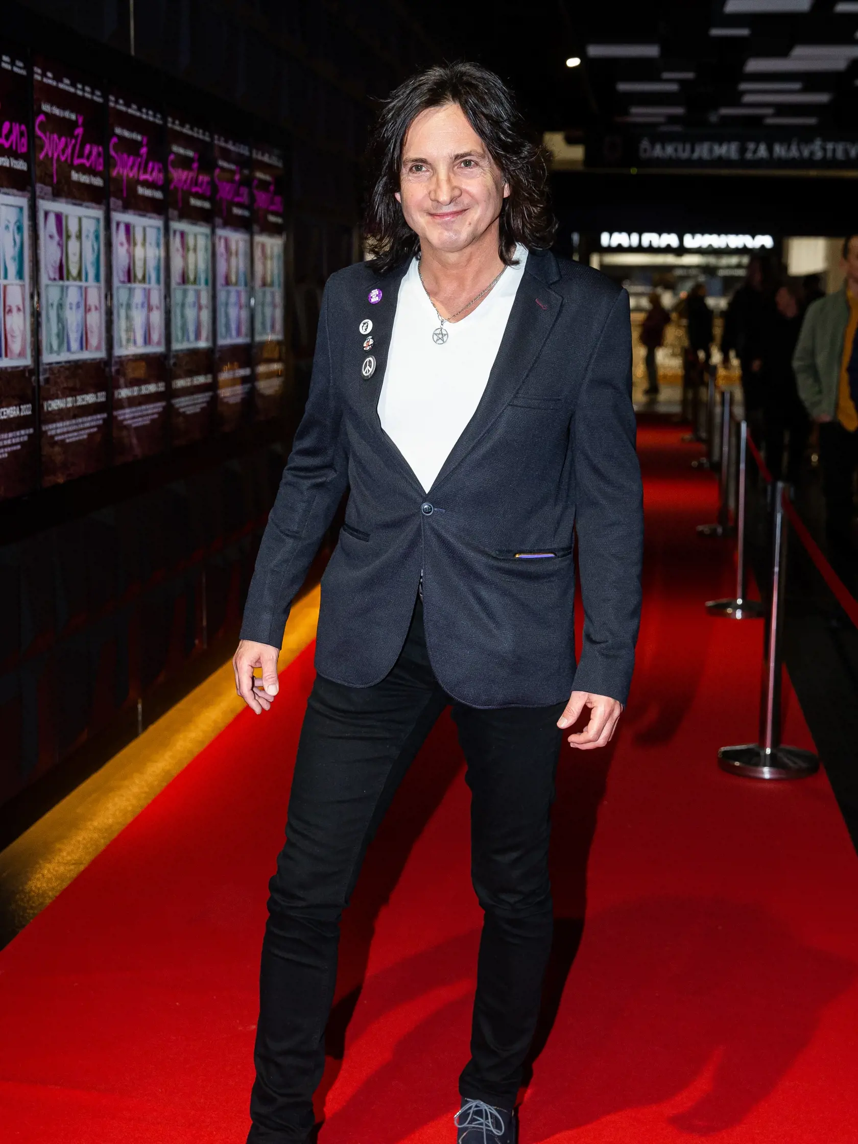 Premiéra filmu Superžena v Bratislave. Známy rocker Matej Ďurinda (61) prišiel elegantne v saku, ktoré si ozdobil odznačikmi.