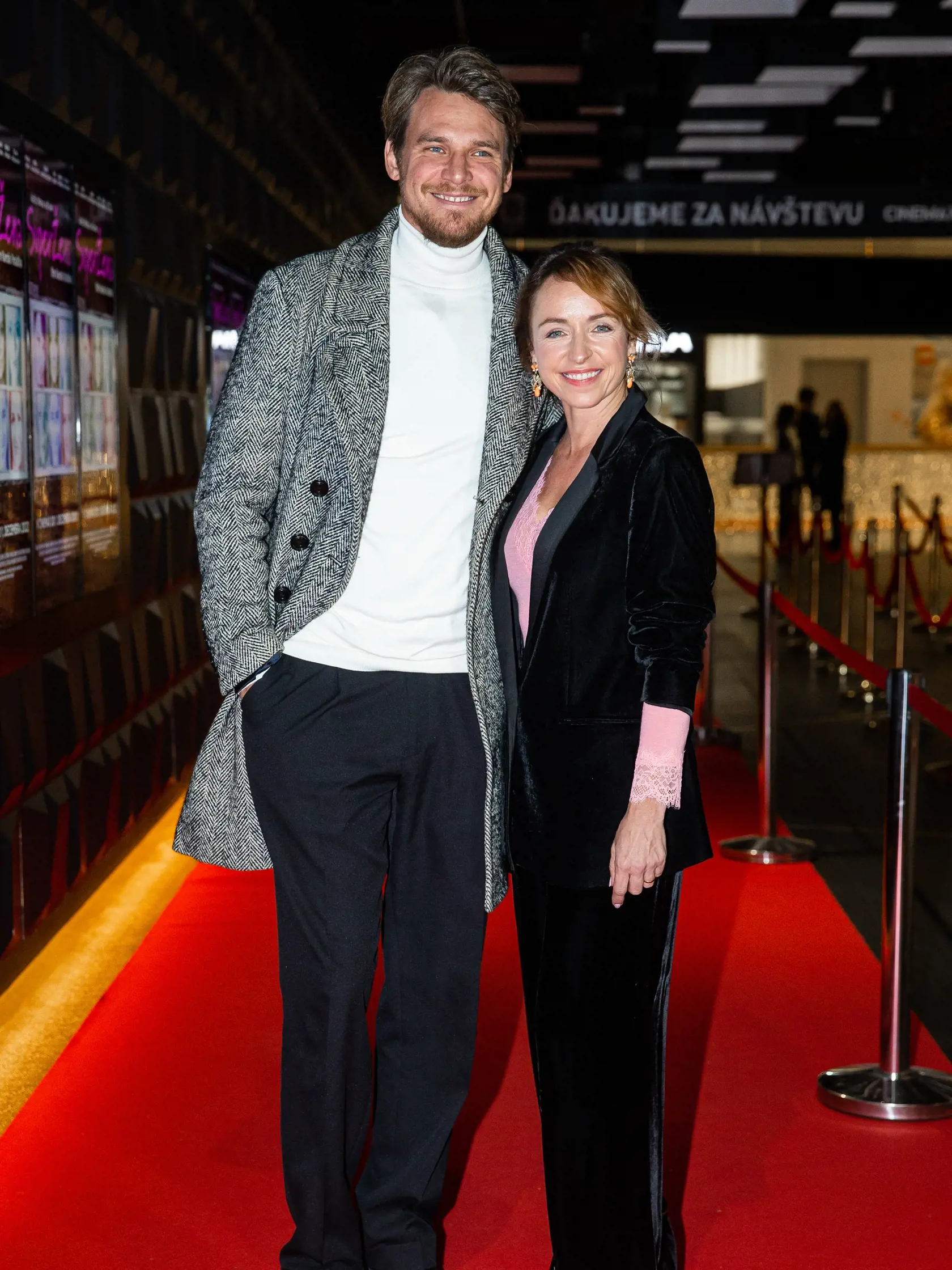 Premiéra filmu Superžena  v Bratislave.  Elegantní Vojtěch Dyk a Tatiana Dykovci.