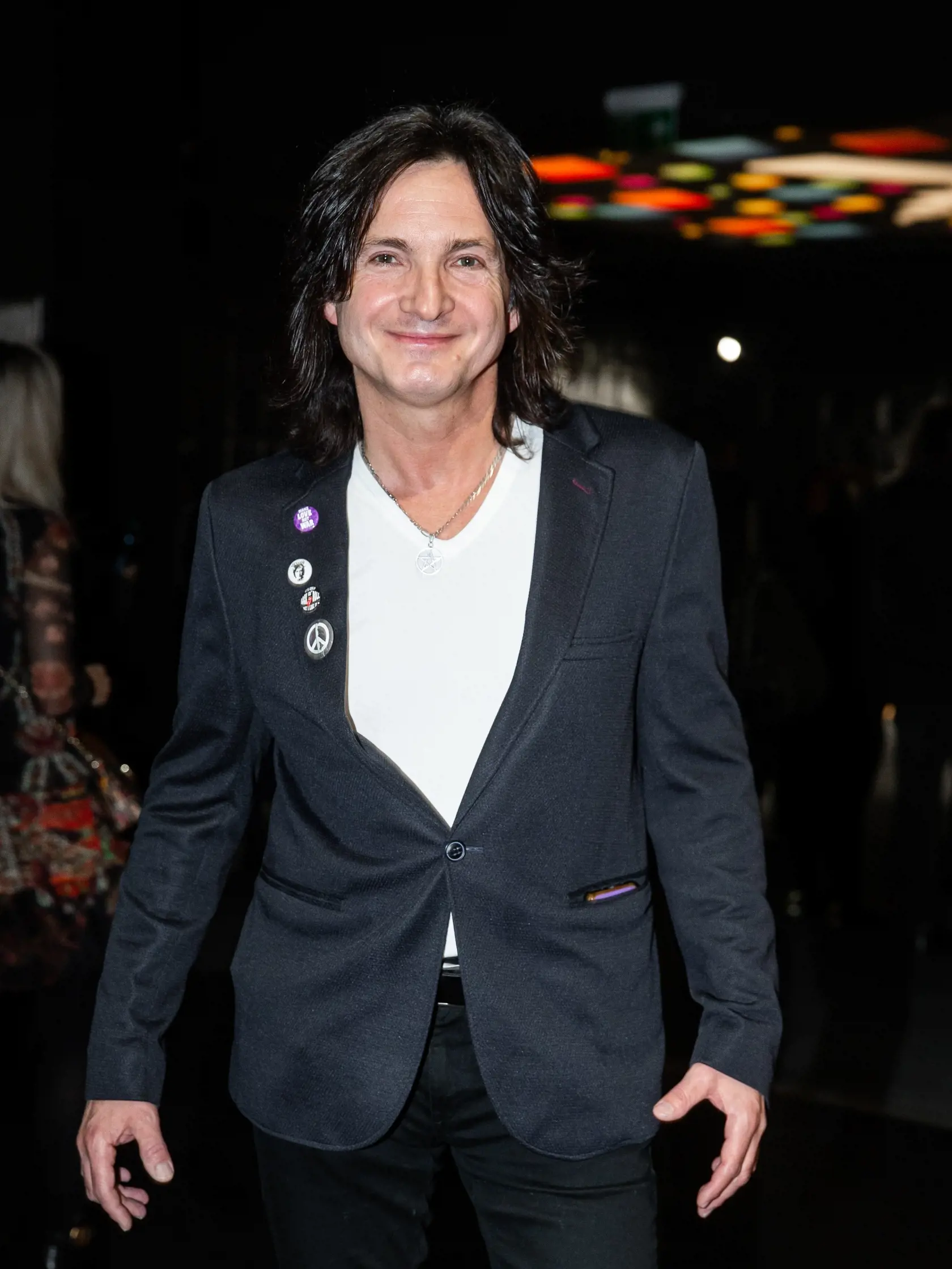 Premiéra filmu Superžena v Bratislave. Známy rocker Matej Ďurinda (61) prišiel elegantne v saku, ktoré si ozdobil odznačikmi.