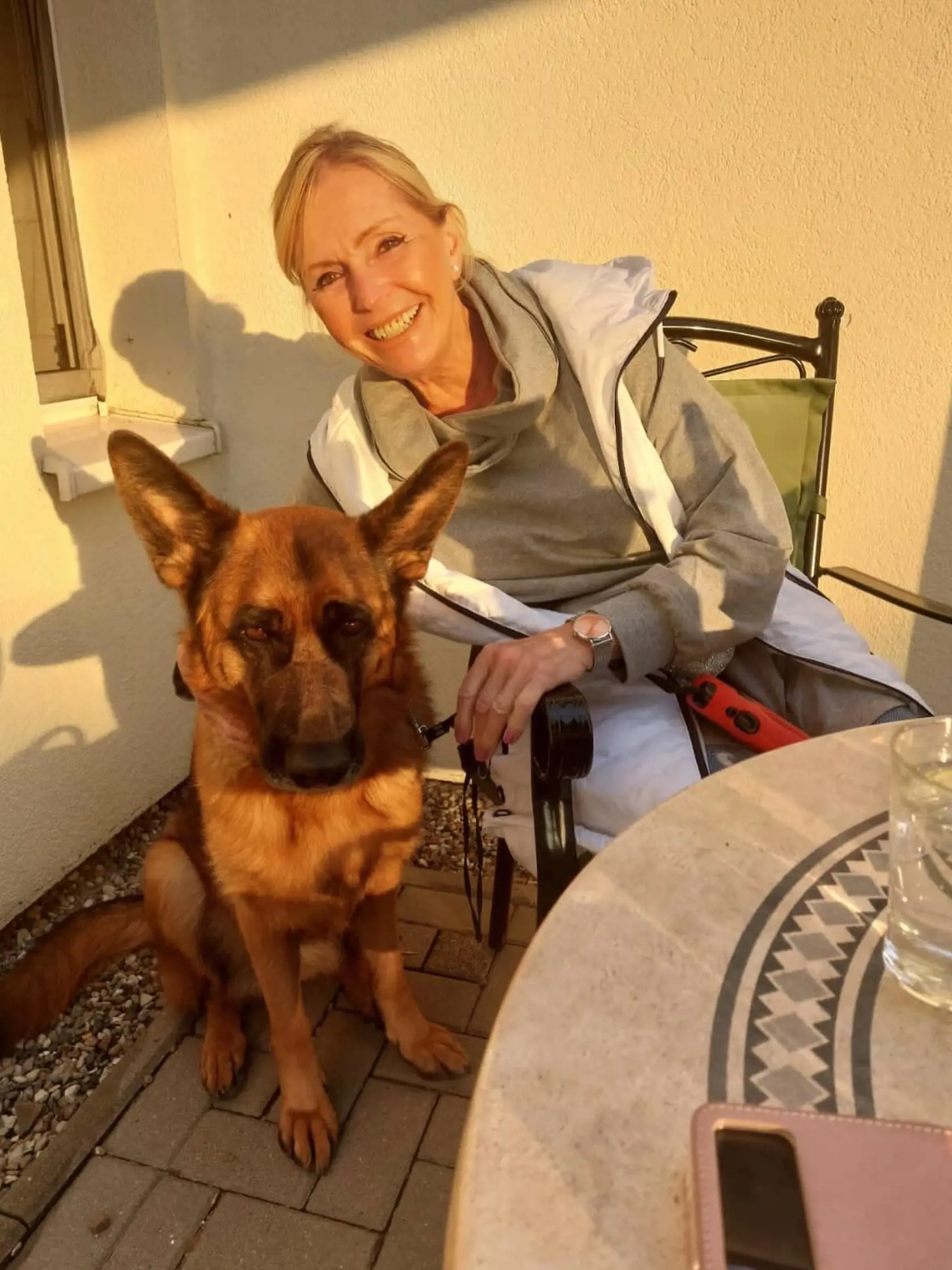 Helena Vondráčková mala psa aj predtým. Keď už ako starý zomrel, zaobstarala si mladučkú fenku Jessie, ktorá ju všade sprevádza.