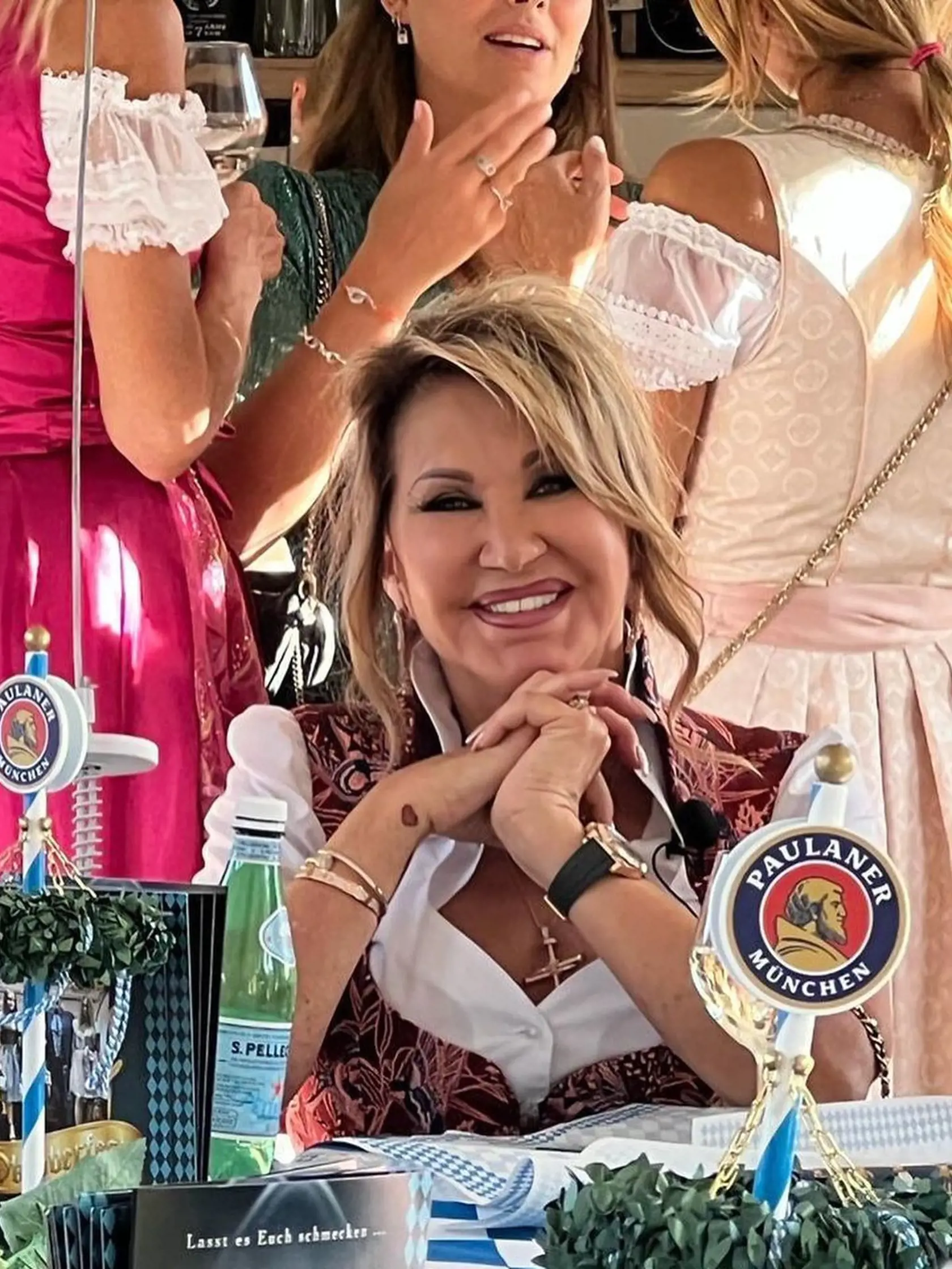 Milionárka Carmen sa pochválila tradičnými šatami s veľkým výstrihom, v ktorom predviedla svoje bujné poprsie a na sociálnej sieti instagram sa pochválila fotografiami s pivom v ruke a širokým úsmevom.
