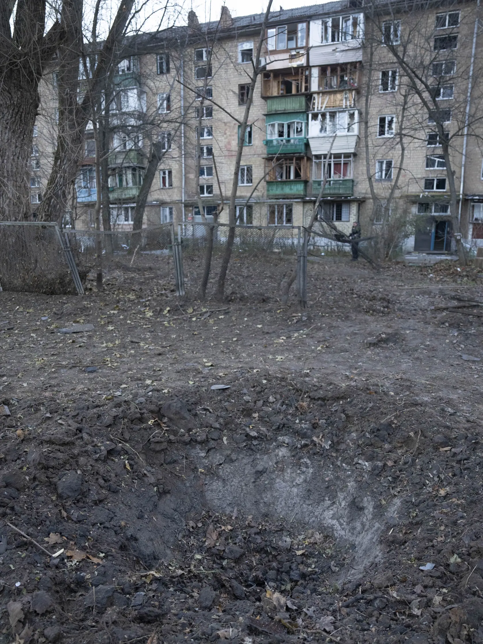 Na snímke kráter na dvore bytového domu po útoku ruského dronu v Kyjeve 25. novembra 2023.