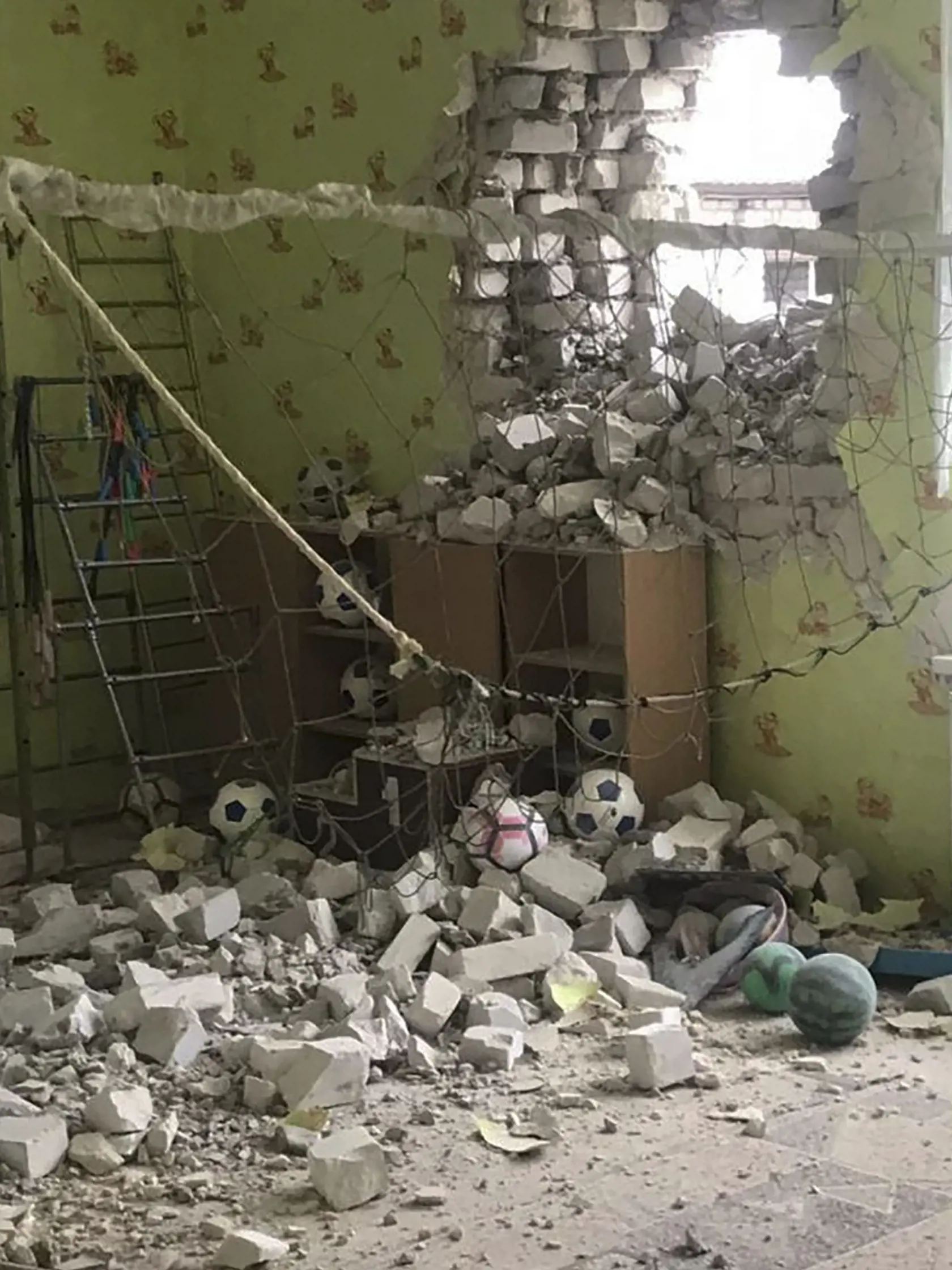 Poškodený múr na budove po ostreľovaní škôlky v meste Stanycia Luhanska  na východe Ukrajiny 17. februára 2022.