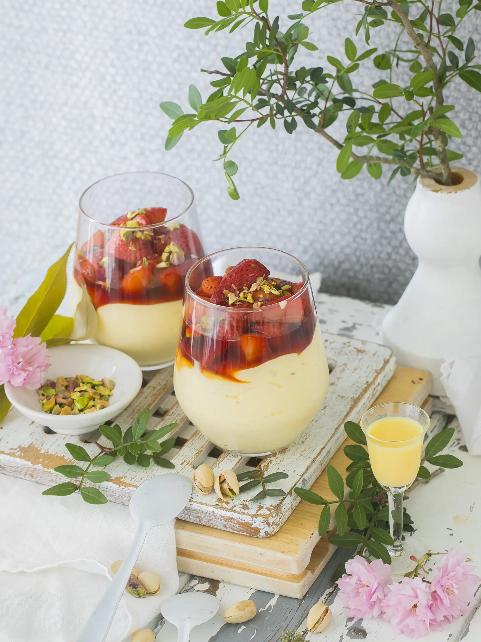 mousse s vaječným likérom s jahodami