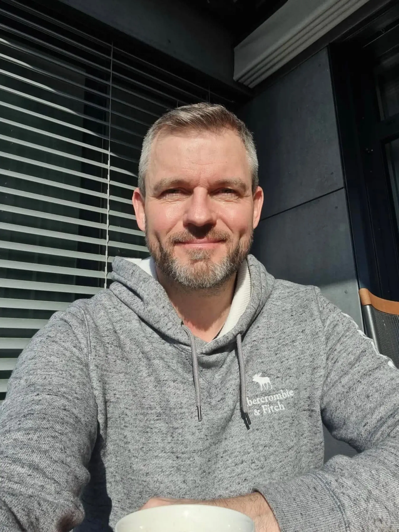 Peter Pellegrini fanúšikom odkázal, že chorobu zatiaľ zvláda bez vážnejsích komplikácií. K statusu pripojil aj túto fotku, ktorá hovorí za všetko.