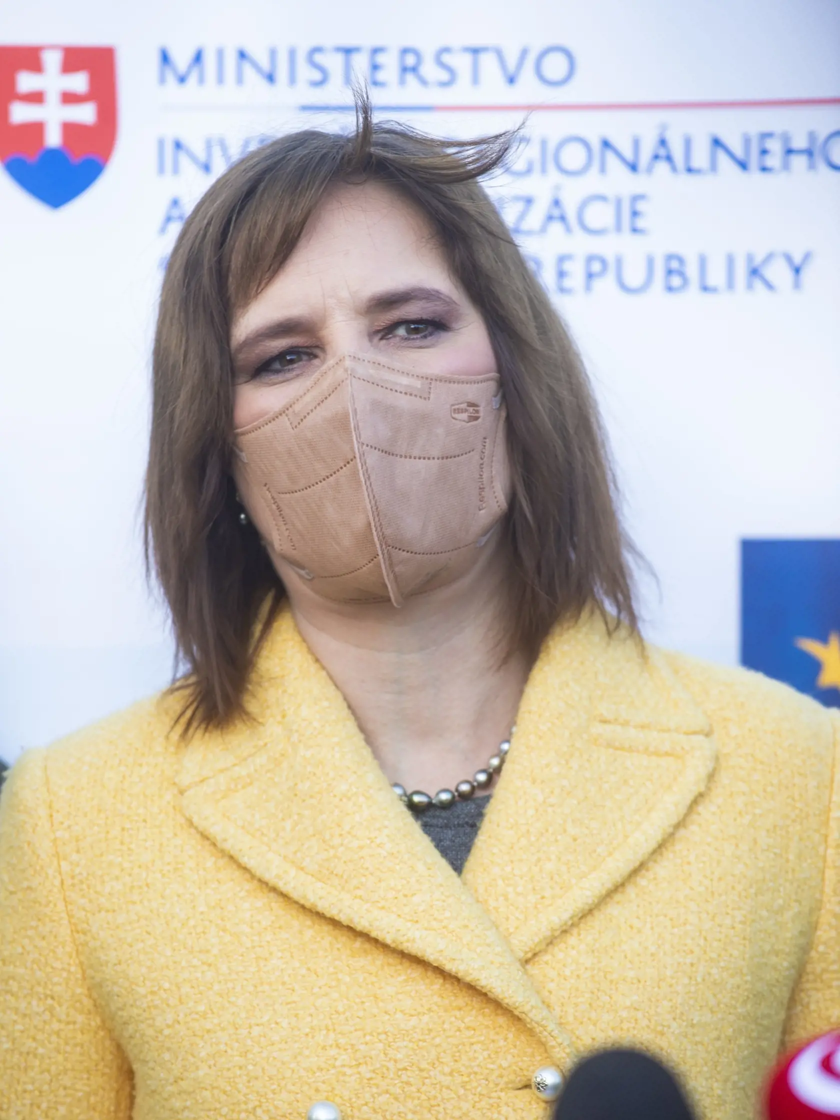 Pozitívny výsledok testu na koronavírus mali začiatkom februára aj vicepremiérka a ministerka investícií, regionálneho rozvoja a informatizácie SR Veronika Remišová (Za ľudí), ako aj minister vnútra Roman Mikulec (OĽaNO).