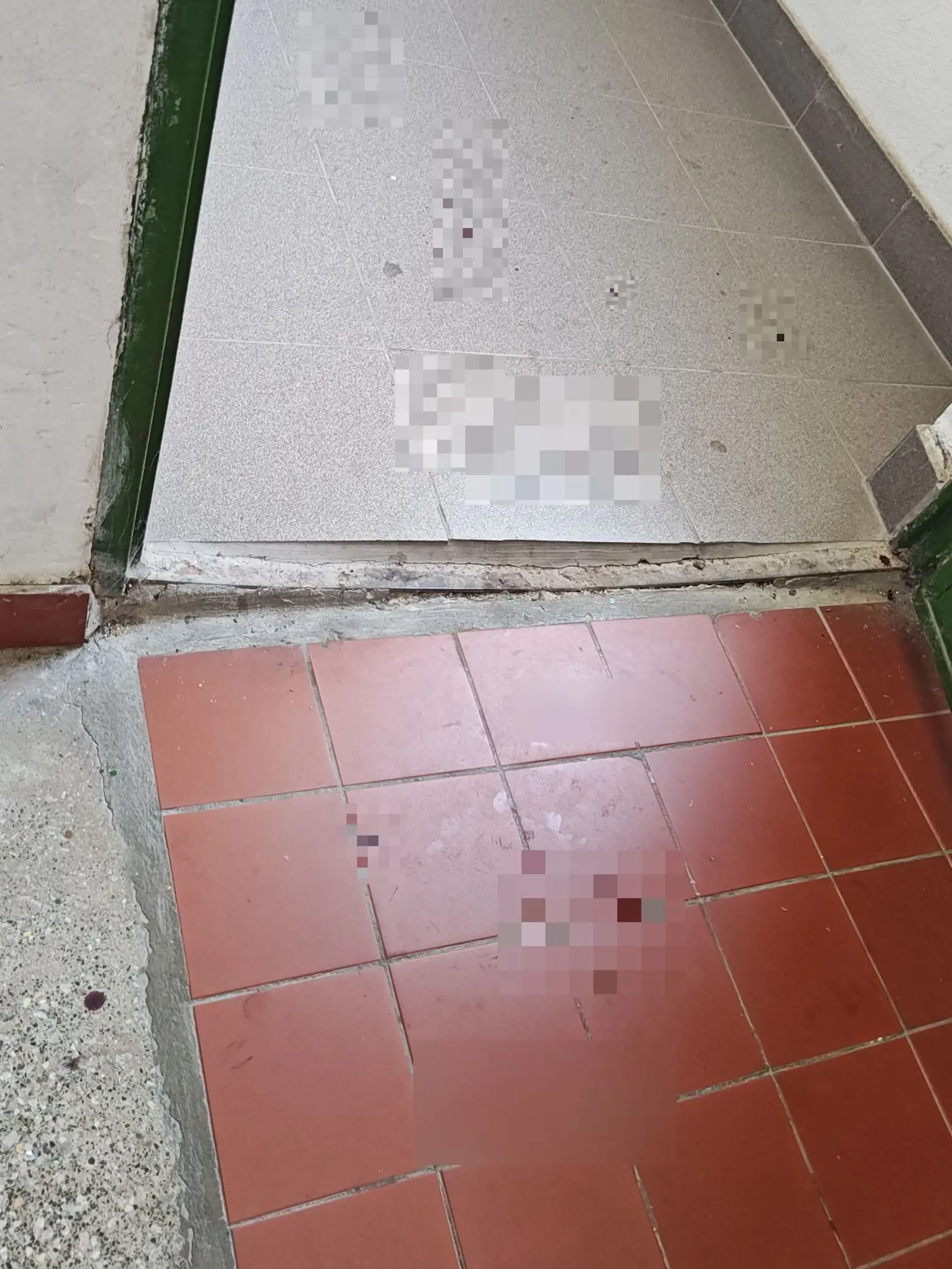 Na mieste incidentu sú ešte stále krvavé stopy od útoku.