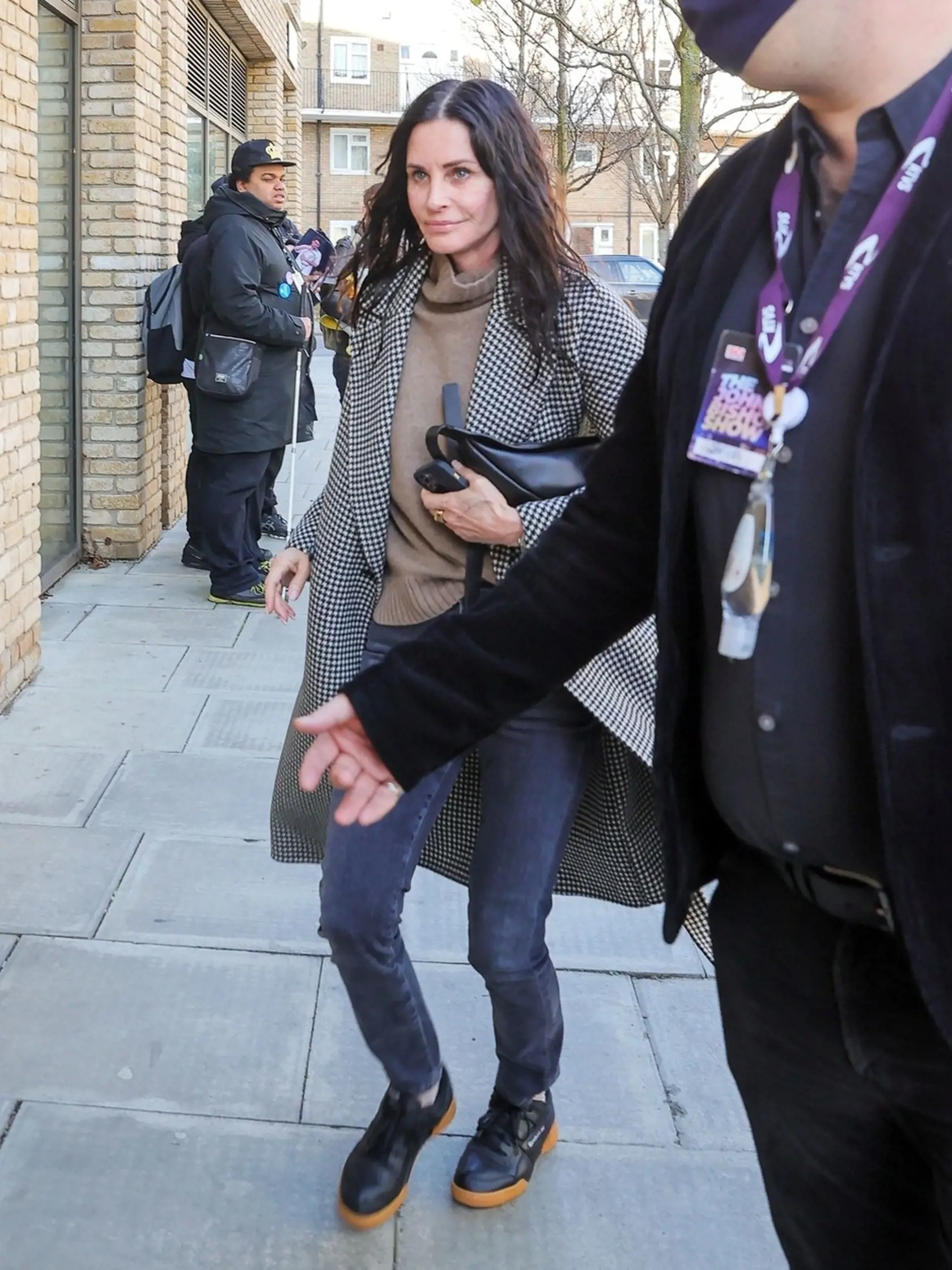 Courteney Cox pri odchode zo štúdia BBC po šou Johna Bishopa s Hughom Bonnevilleom.