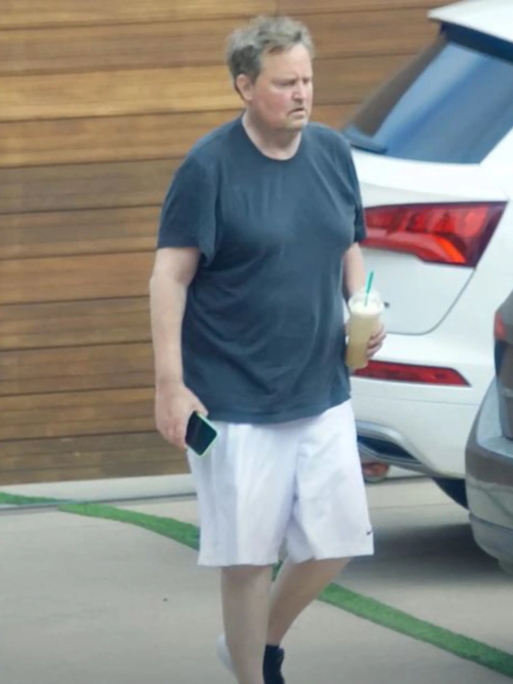 Opuchnutá tvár, ovisnuté prsia, druhá brada, vyťahané tričko, kilá navyše aj neprítomný pohľad. Asi takto by sa dal opísať vzhľad seriálového Chandlera Matthewa Perryho.