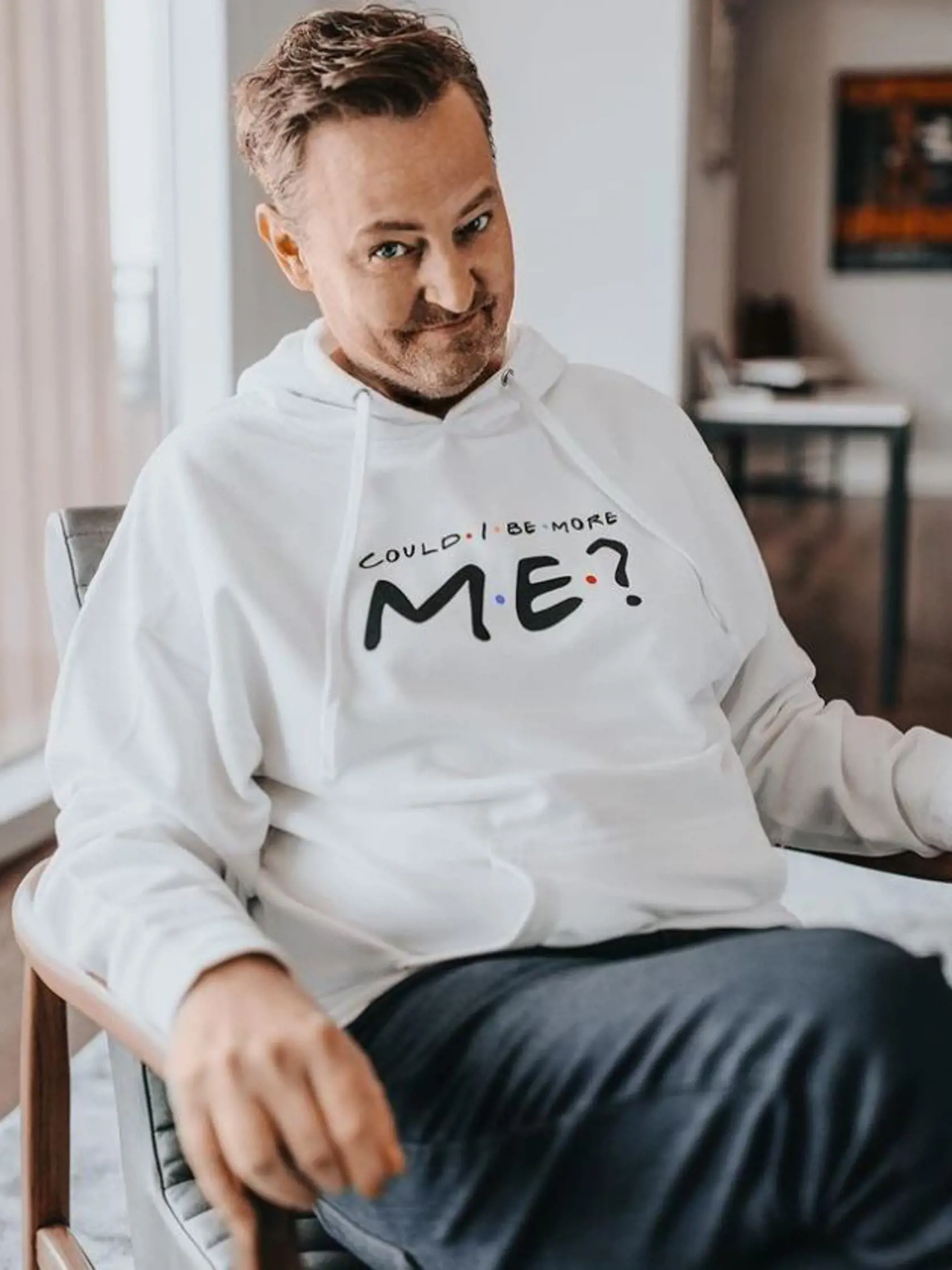 ohužiaľ, ako ide čas, tak aj herec starne a teraz by ste v ňom fešného Chandlera hľadali márne. Opuchnutá tvár, vyťahané tričká, kilá navyše aj neprítomný pohľad. Čo zničilo slávneho herca?