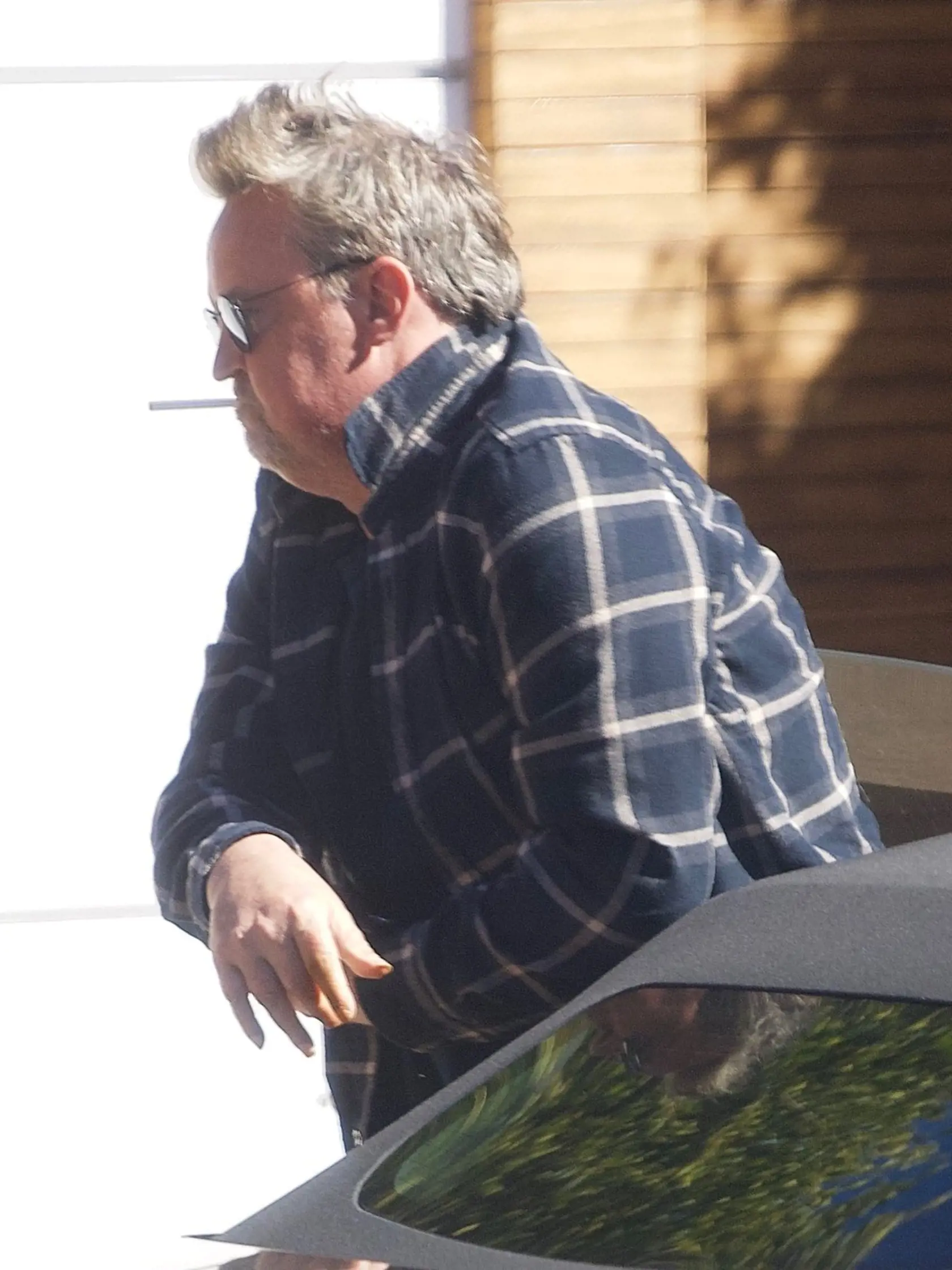 Dôkazom toho, sú aj jeho nové zábery zachytené v Los Feliz. Herca nasnímali fotografi vo vyťahanom oblečení, so zničenou tvárou a cigaretkou v ústach.