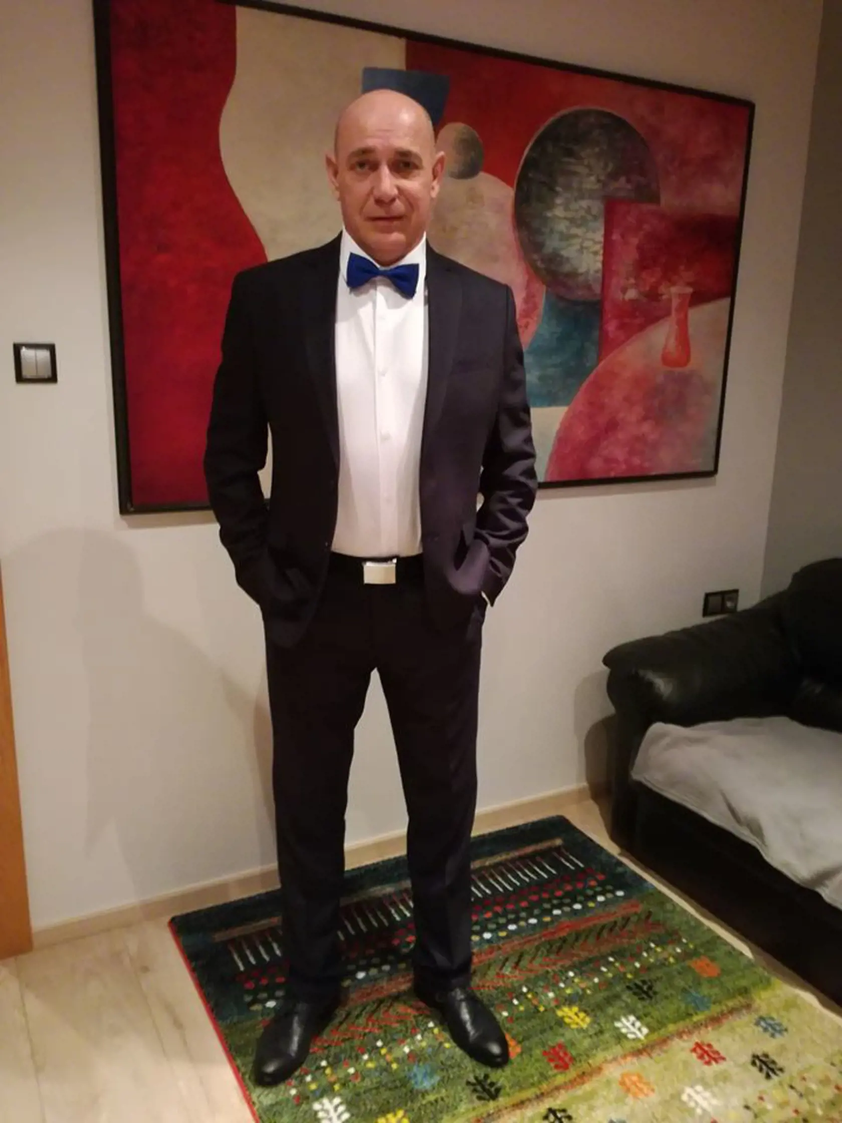 Jozef Andrej nedávno oslávil 51 rokov. Obraz za ním je jeho dielom.