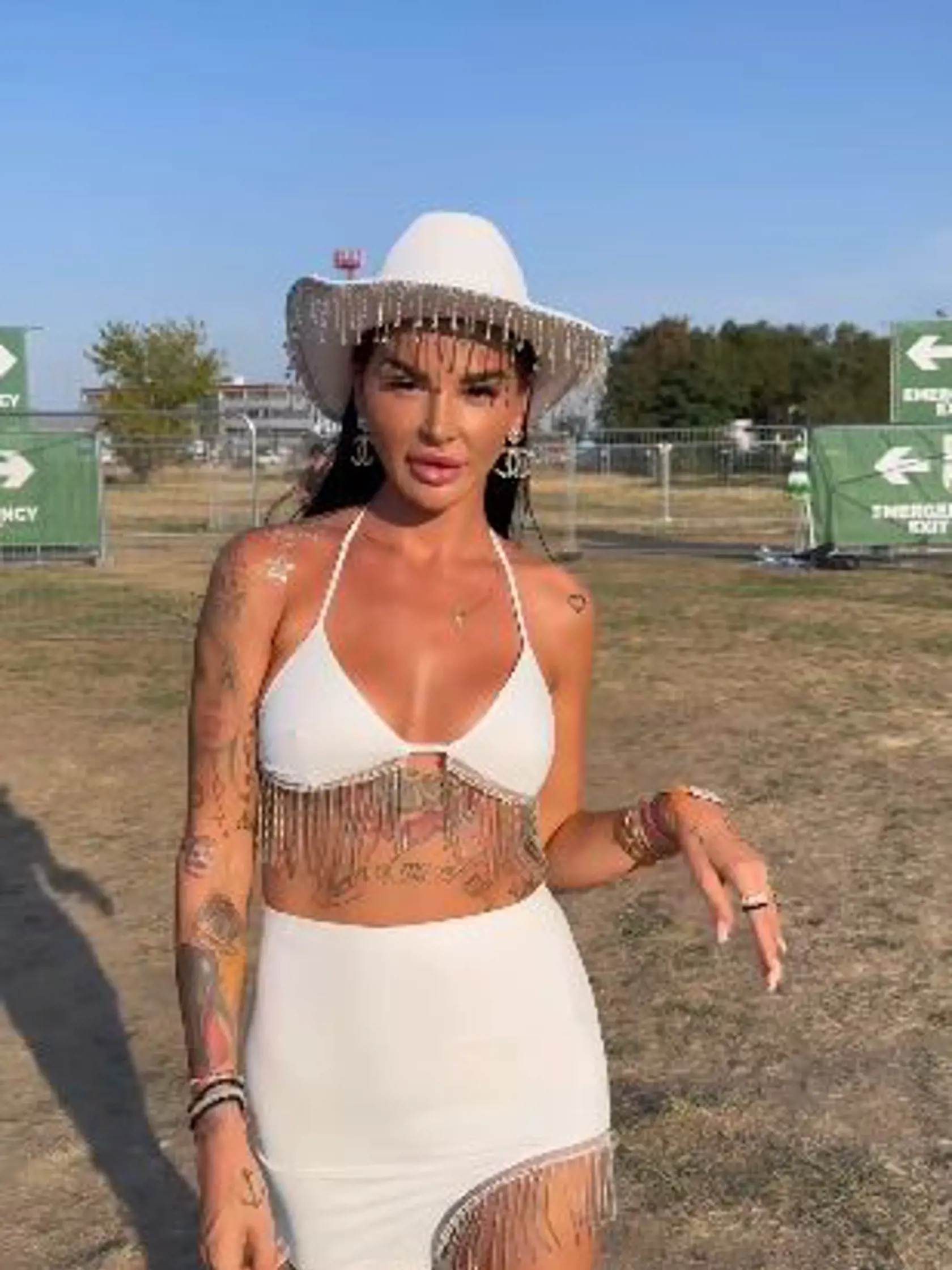 Festival Lovestream prilákal mnohé známe tváre. Na snímke kovbojka Zuzana Plačková, ktorá sa prvý deň predviedla v bielej strapcovej podprsenke.