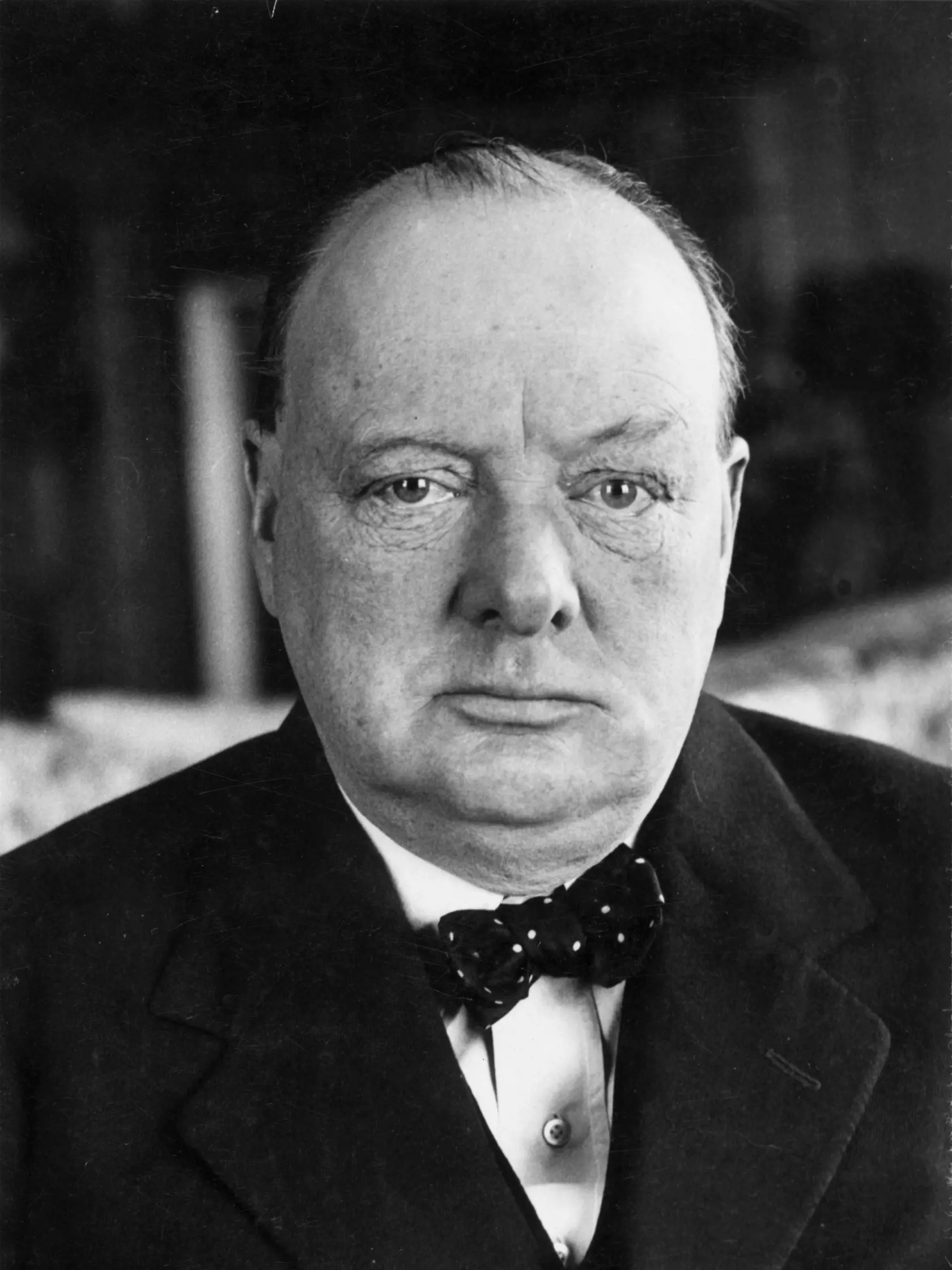 1939:  Britský premiér Winston Churchill
