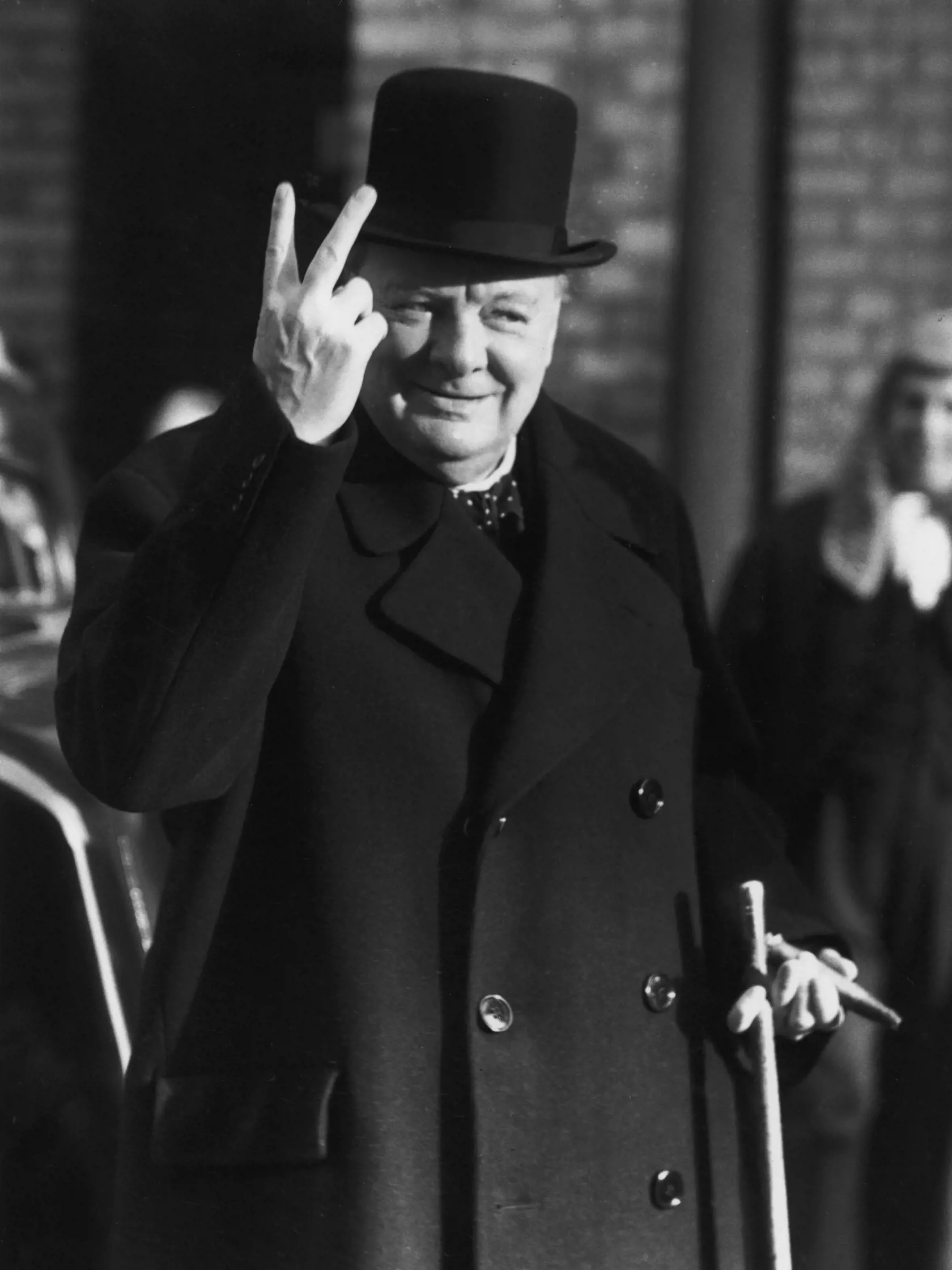 Winston Churchill (1874 - 1965) a jeho kultový pozdrav v tvare písmena "V" – Víťazstvo.