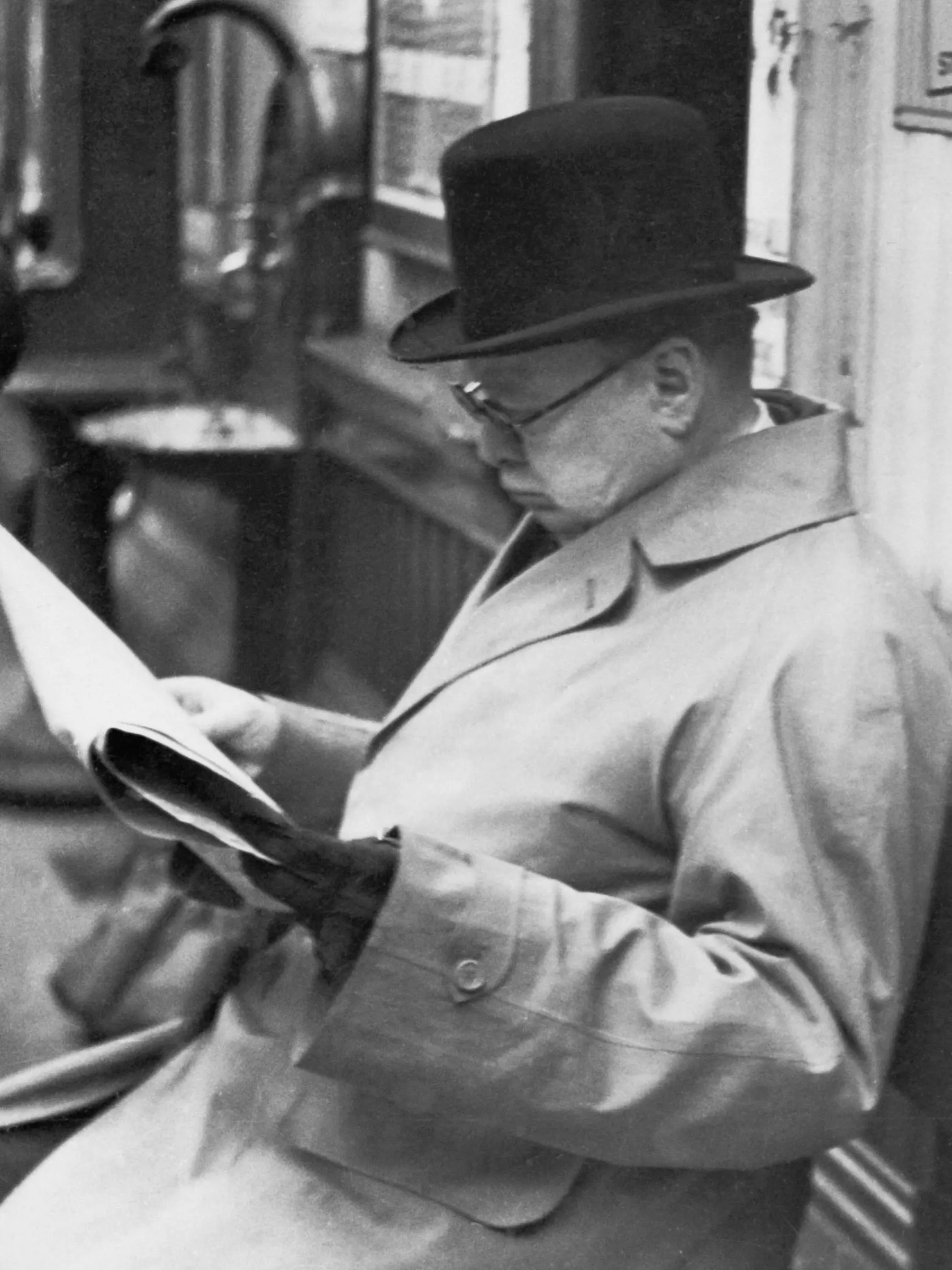 Winston Churchill (1874 - 1965) počas čakania na vlak.