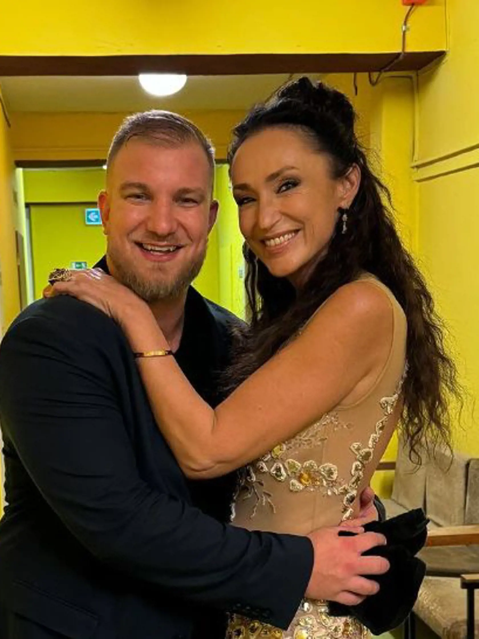 Lukáš Adamec pár dní po prevalení údajnej nevery skončil v objatí Sisy Sklovskej.