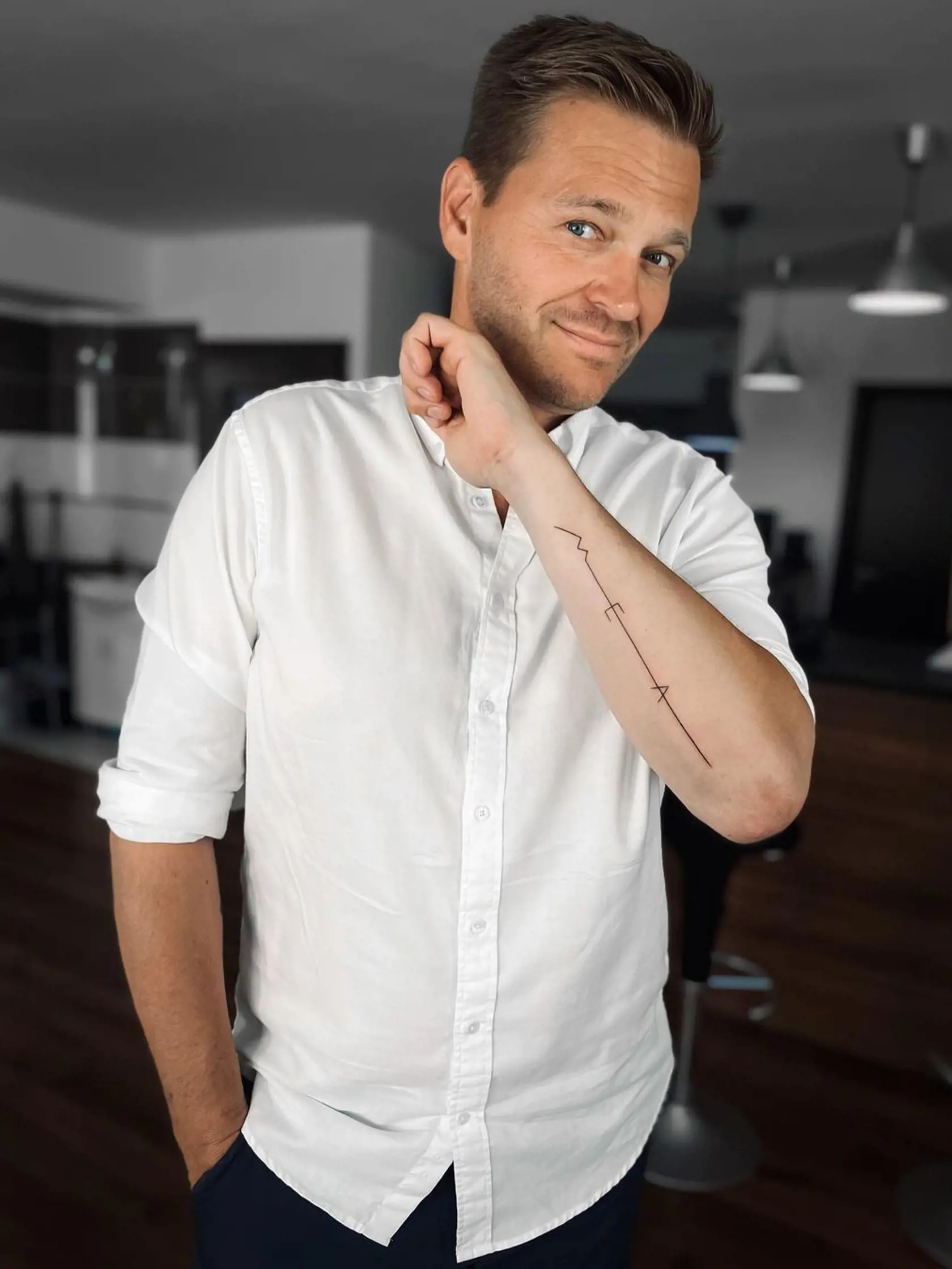Moderátor má vytetované začiatočné písmená mien svojich detí.