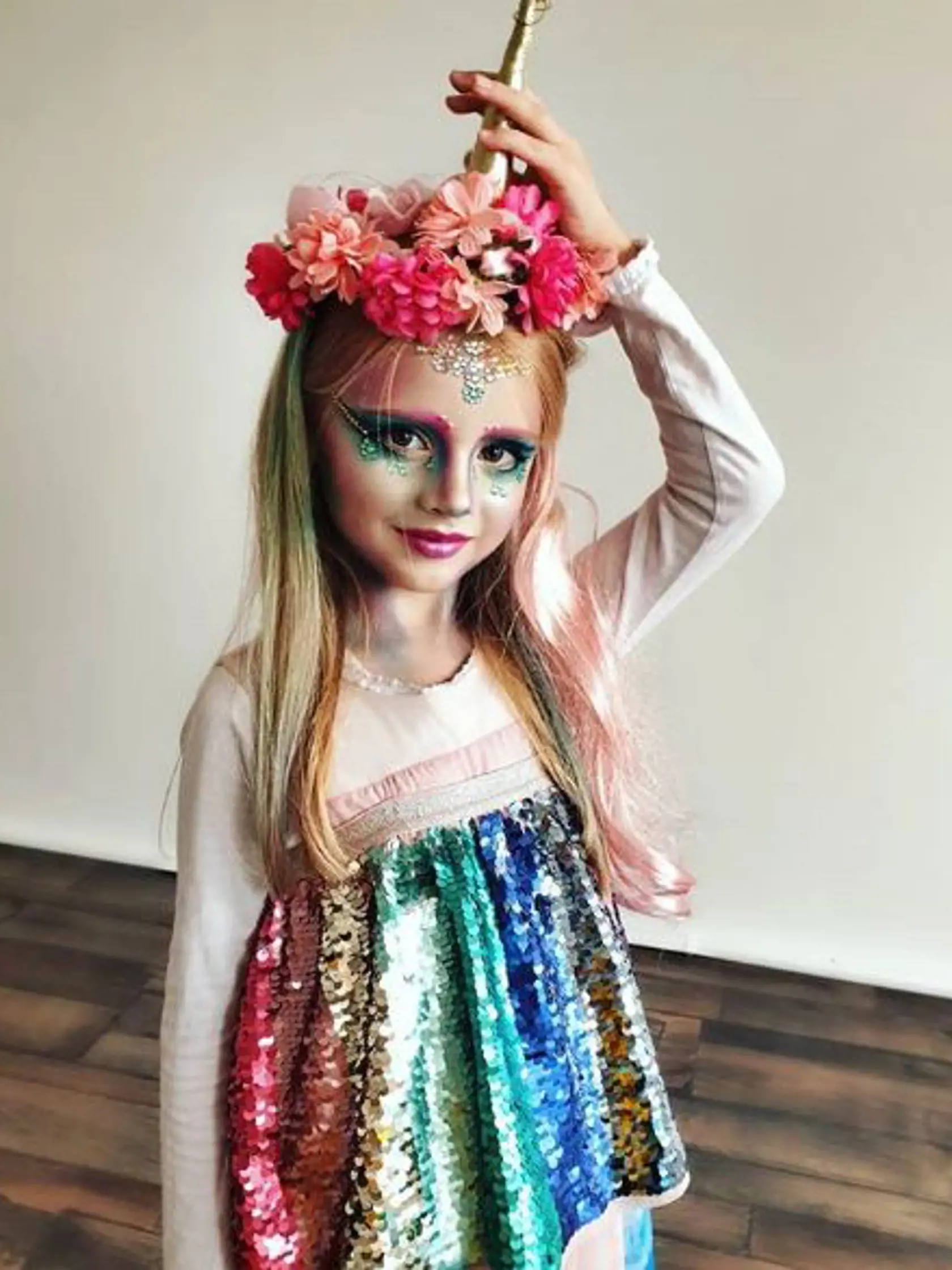 Kalisovej dcérka Mia v maske na párty.