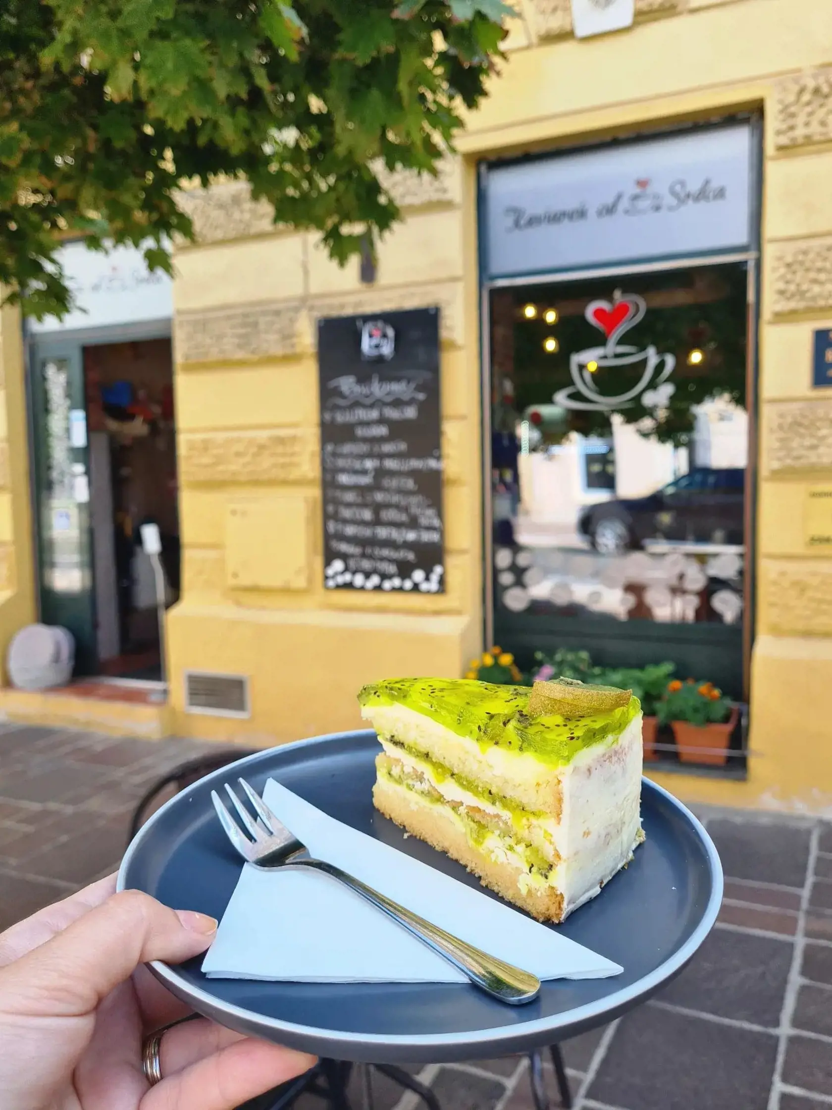 Kiwi koláčik, ktorý s láskou napiekli hendikepovaní zamestnanci.