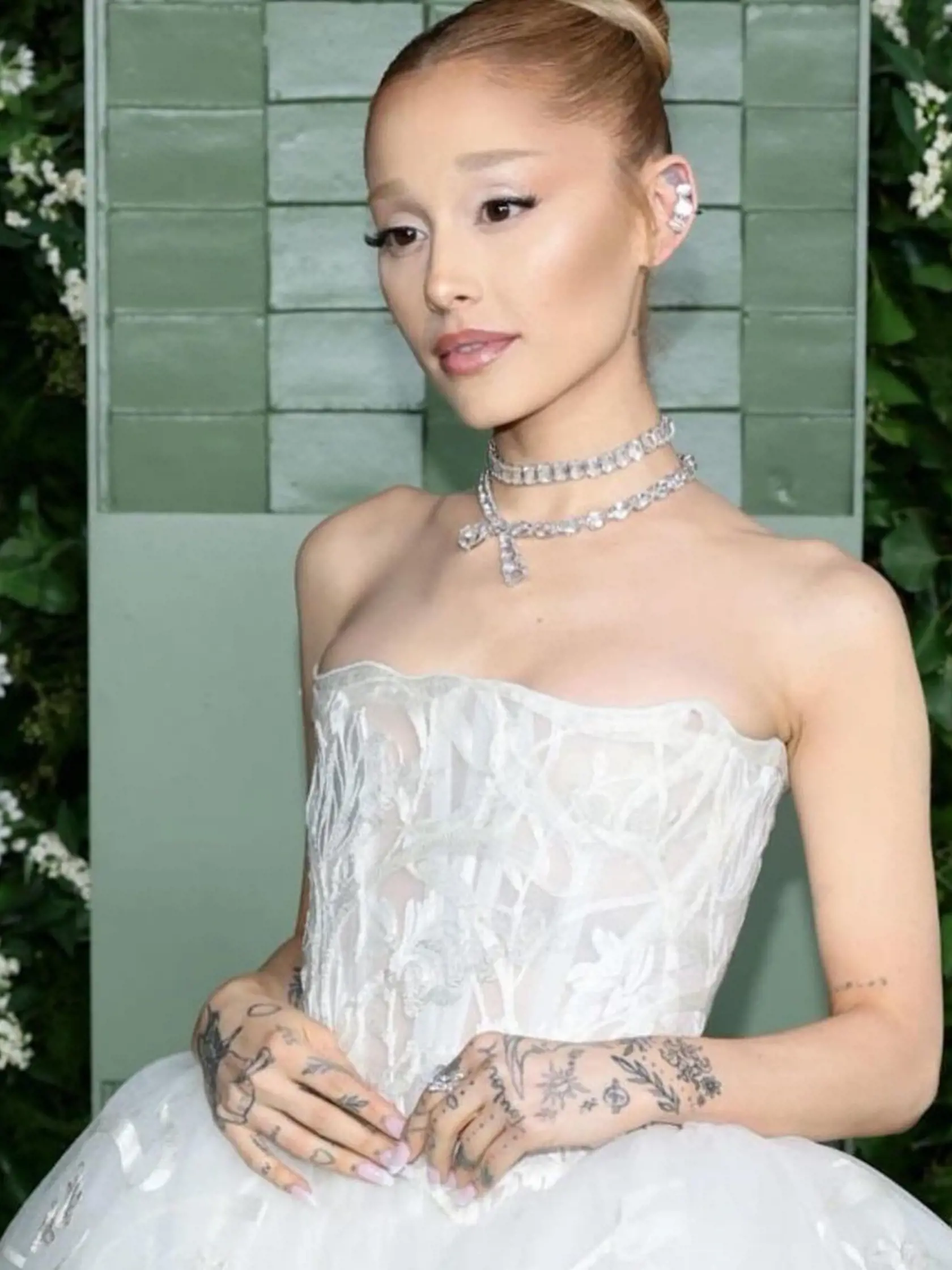 Ariana Grande v šatách od Vivienne Westwood. Nedá sa nevšimnúť jej extrémne vychudnutá postava.