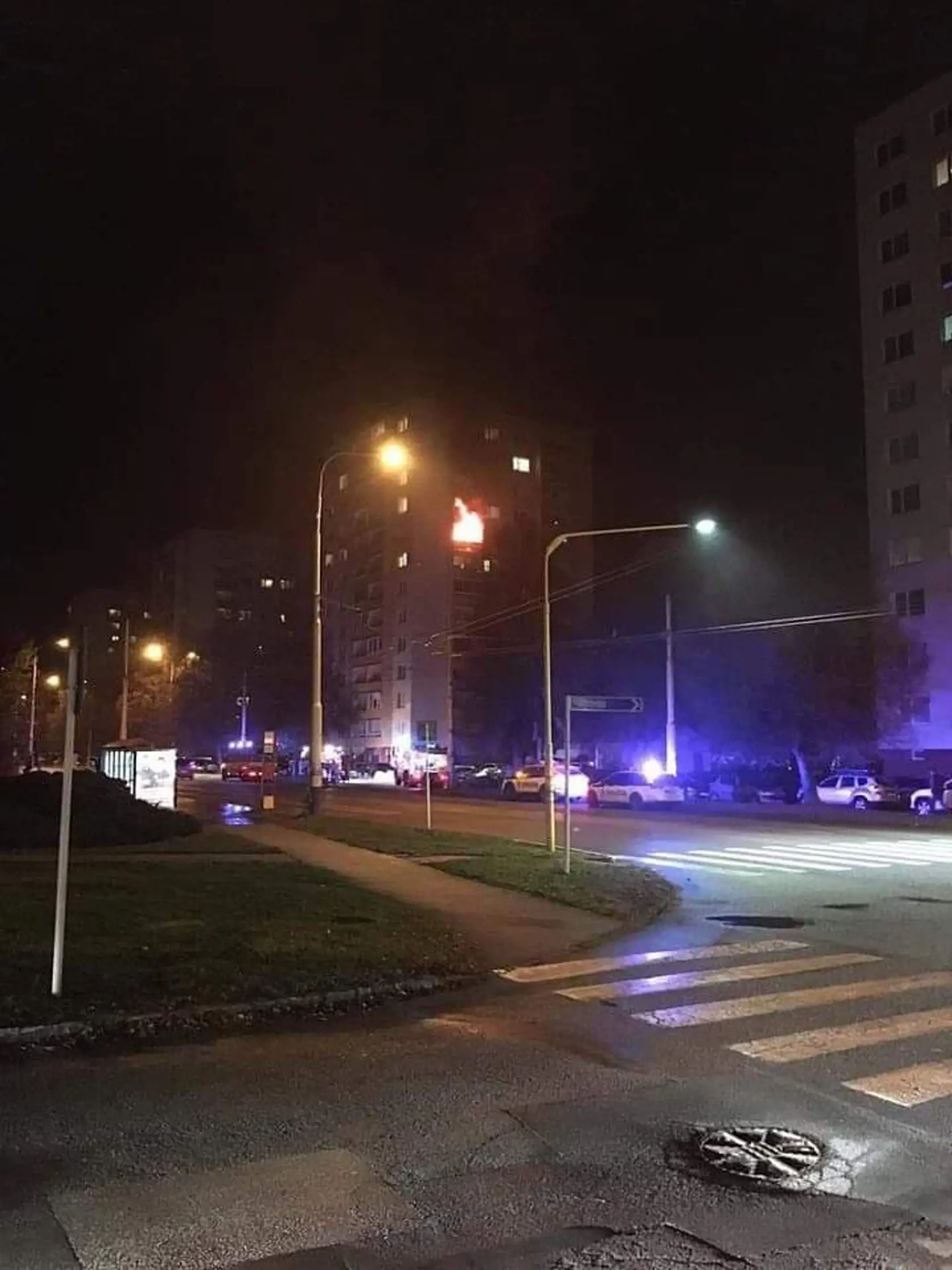 Byt na ôsmom poschodí sa rozhorel vo štvrtok večer okolo desiatej. Oheň zasiahol ďalšie, dvesto ľudí museli evakuovať. Hasičom sa podarilo požiar uhasiť.