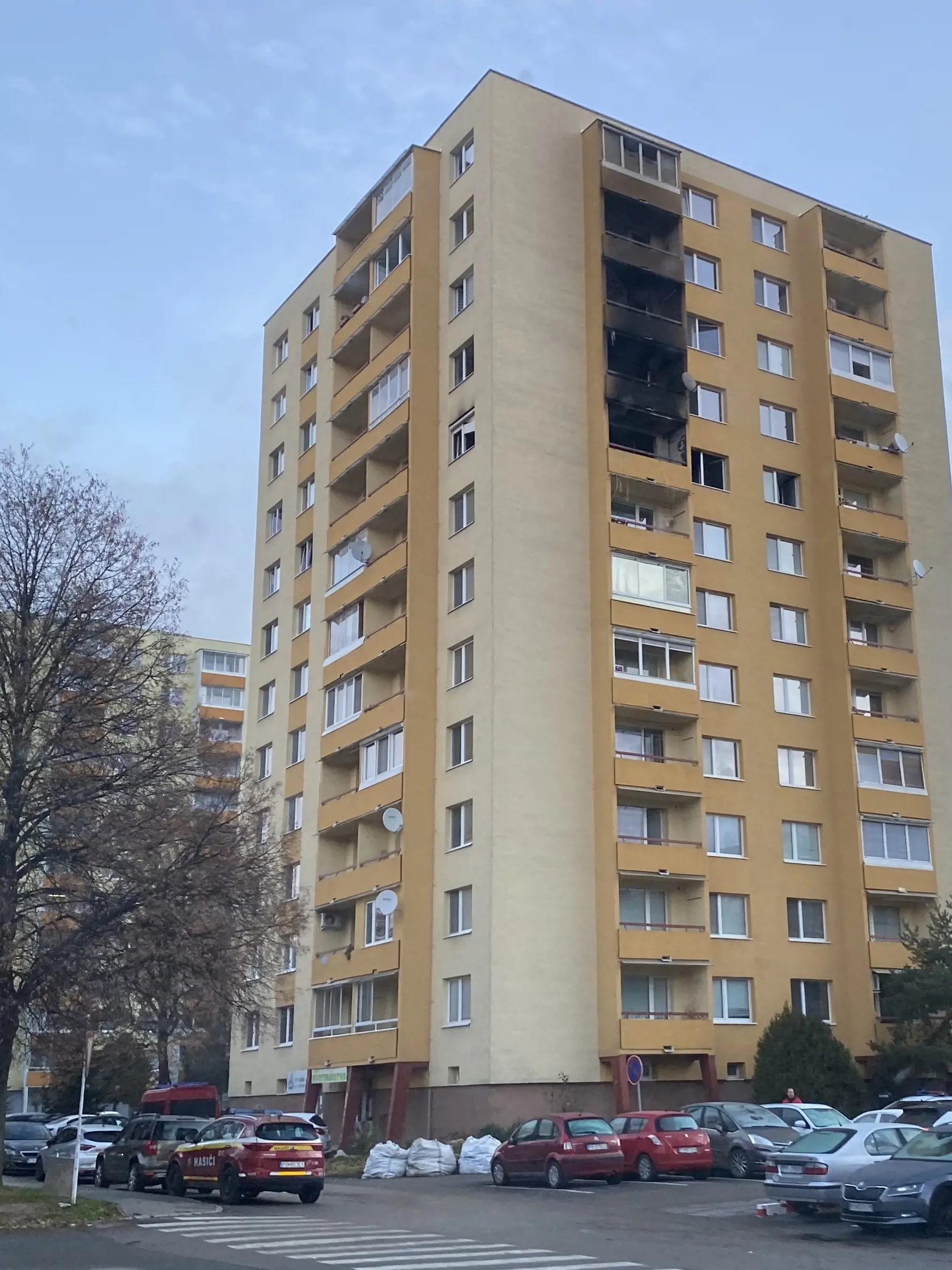 Byt na ôsmom poschodí sa rozhorel vo štvrtok večer okolo desiatej. Oheň zasiahol ďalšie, dvesto ľudí museli evakuovať. Hasičom sa podarilo požiar uhasiť.