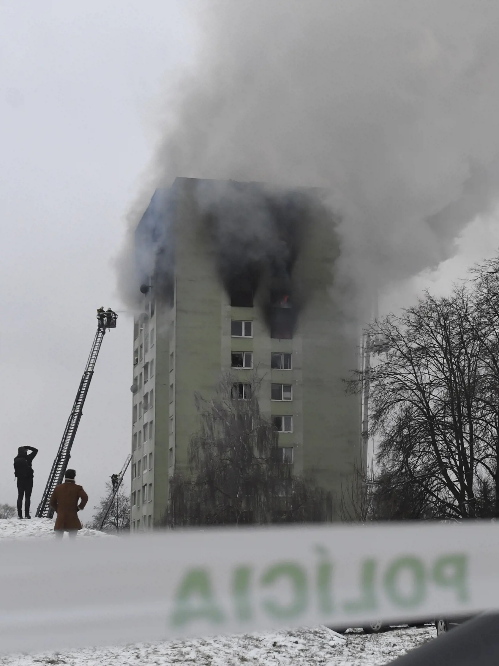 Na snímke horiaci bytový dom v Prešove 6. decembra 2019. Požiar mal vzniknúť po výbuchu horných poschodí 12 podlažnej bytovky pred 12.15 h. Polícia zatiaľ potvrdila štyri obete.  FOTO TASR - František Iván 