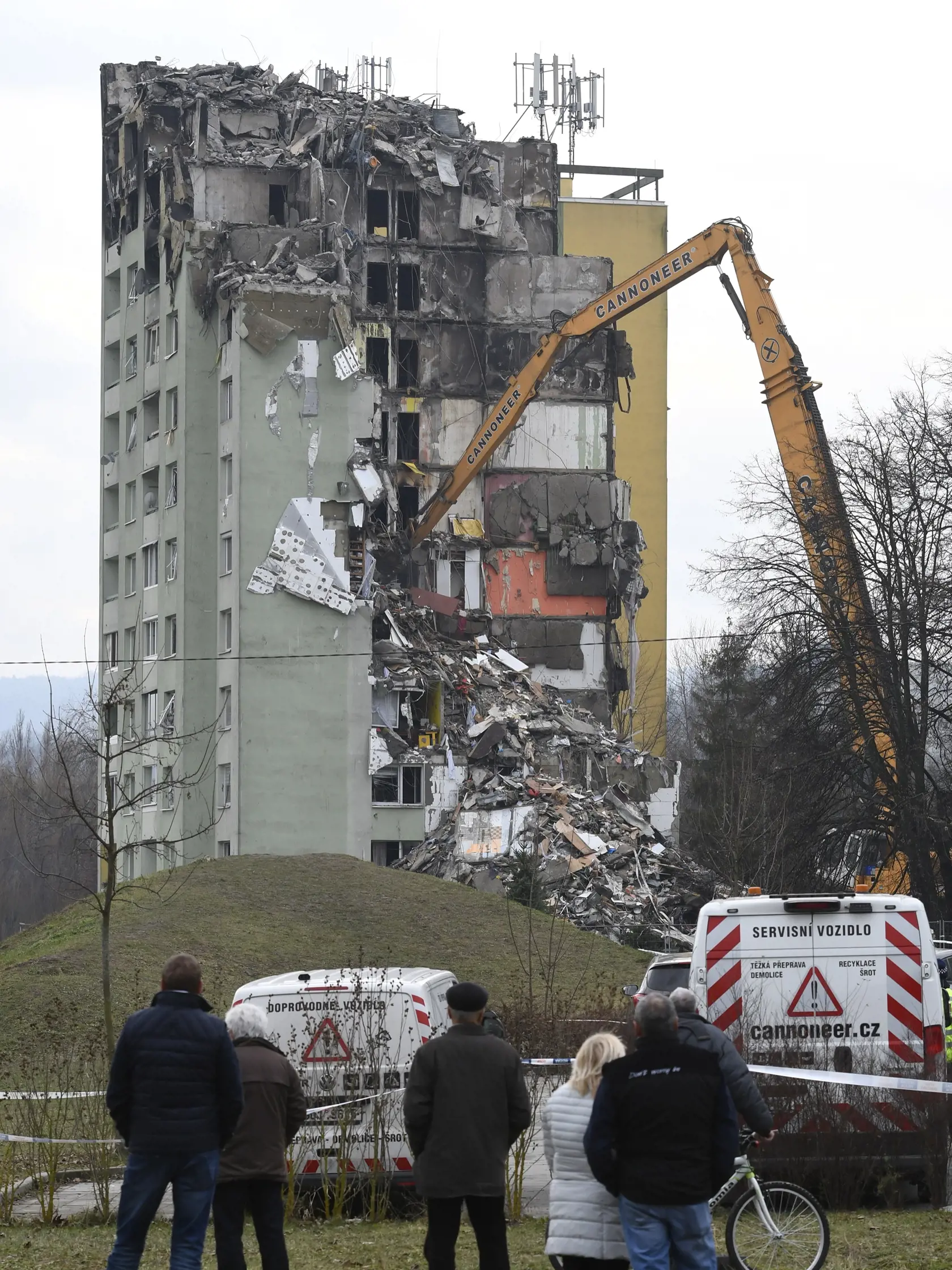 Na snímke druhý deň demolácie bytovky v popoludňajších hodinách na Mukačevskej ulici v Prešove 17. decembra 2019. FOTO TASR – Milan Kapusta 
