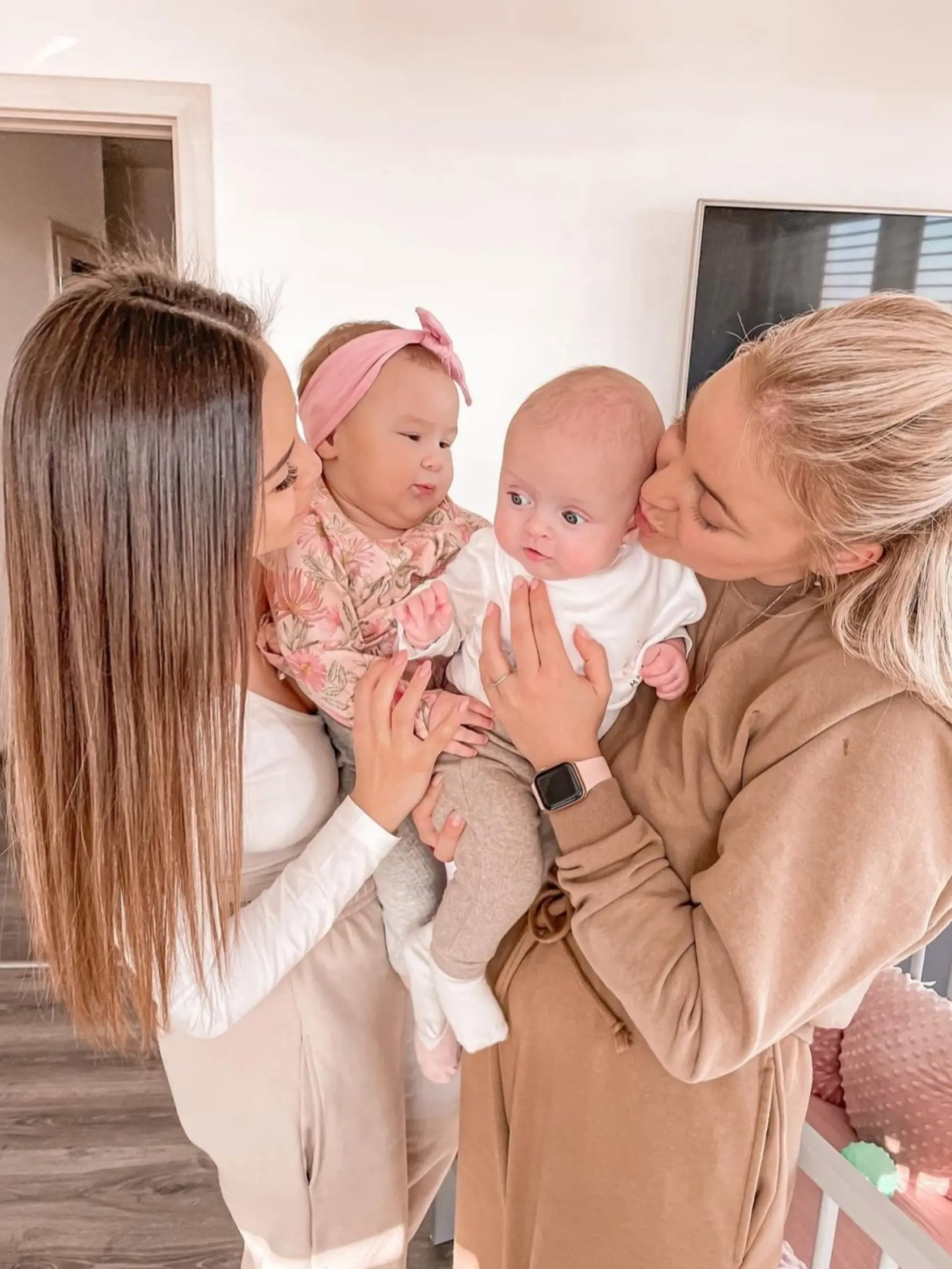 Nádherná fotka! Monika a Markéta na Valentína zoznámili svoje malé princezničky.