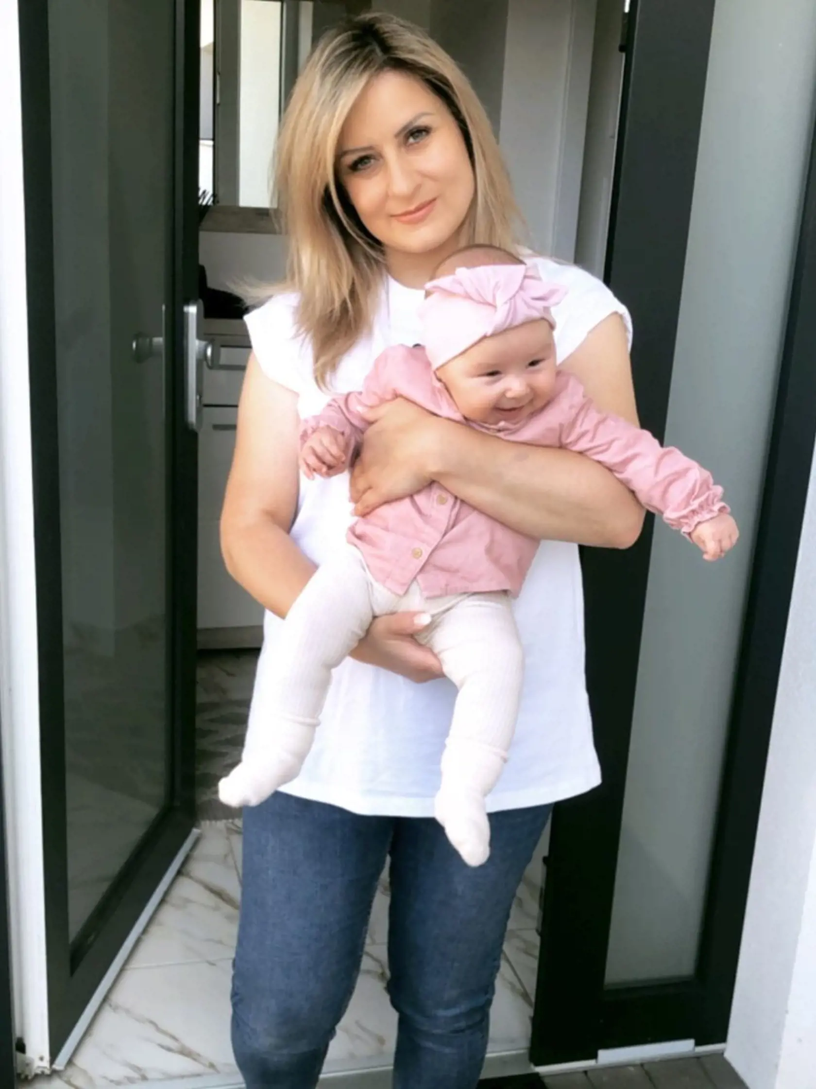 45-ročná babička je vo veku, keď sa niektoré ženy prvýkrát stávajú mamami. A vyzerá naozaj skvele! Skôr ako Monikina staršia sestra.