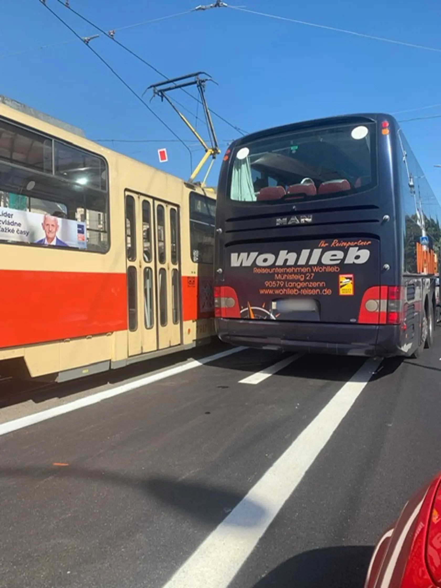 Autobus a električka sa vedľa seba v pruhoch nezmestili.