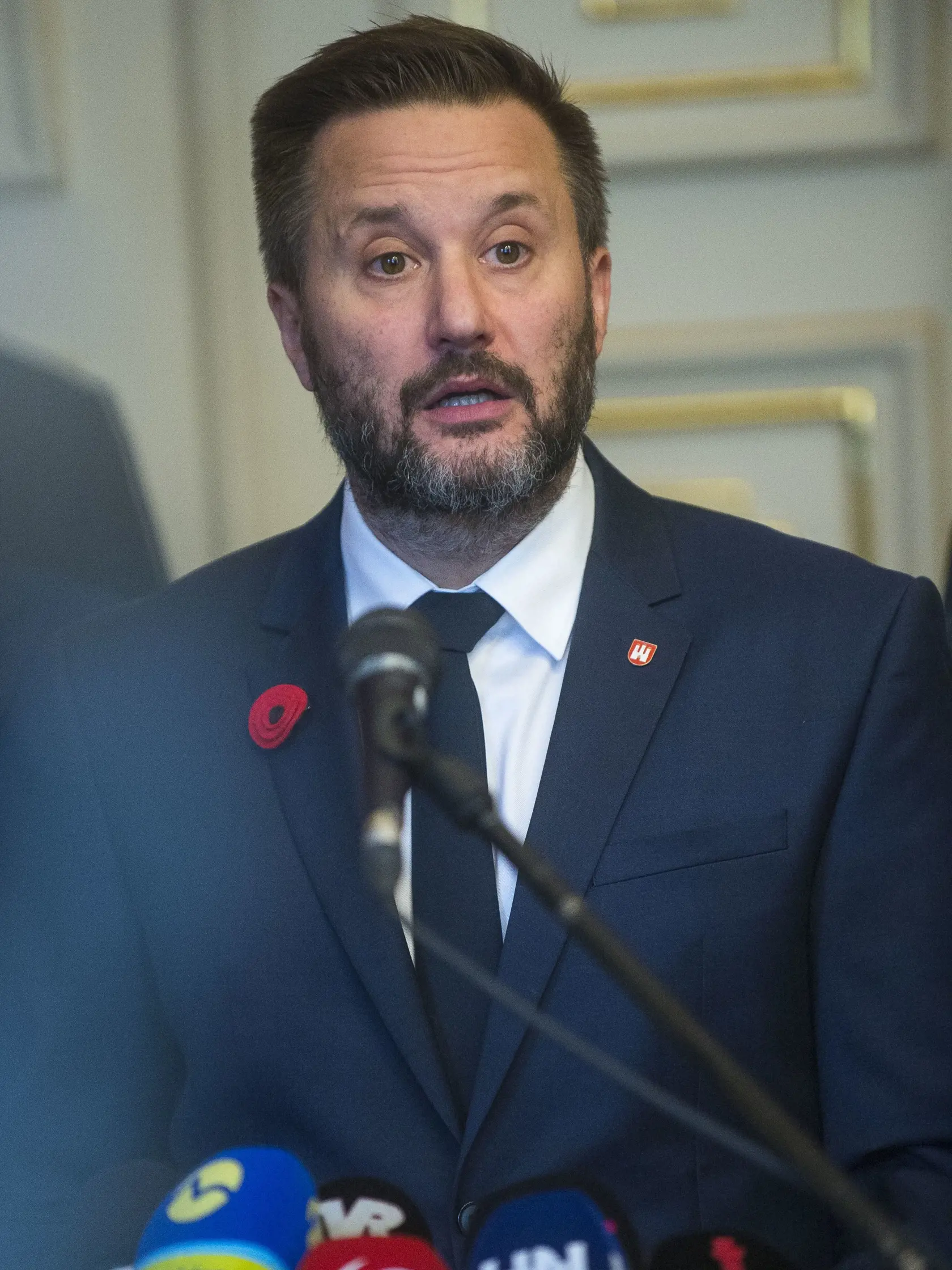 Na snímke primátor Bratislavy Matúš Vallo počas tlačovej konferencie primátora Bratislavy so starostami bratislavských mestských častí 14. novembra 2023 v Bratislave. Mesto Bratislava chce zvýšiť daň z nehnuteľností v priemere o 35 percent a poplatok za odpad o 30 percent. FOTO TASR - Jakub Kotian