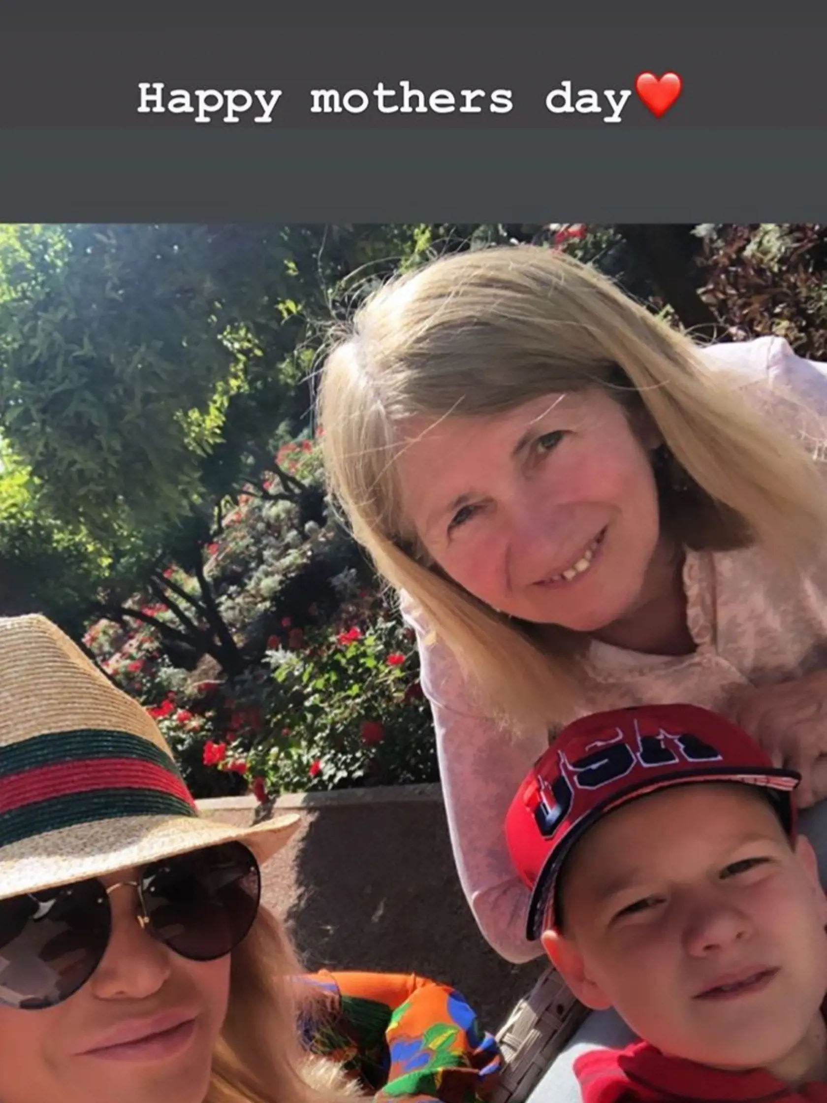 Celebritná lekárka Alena Pallová s mamou a synom.
