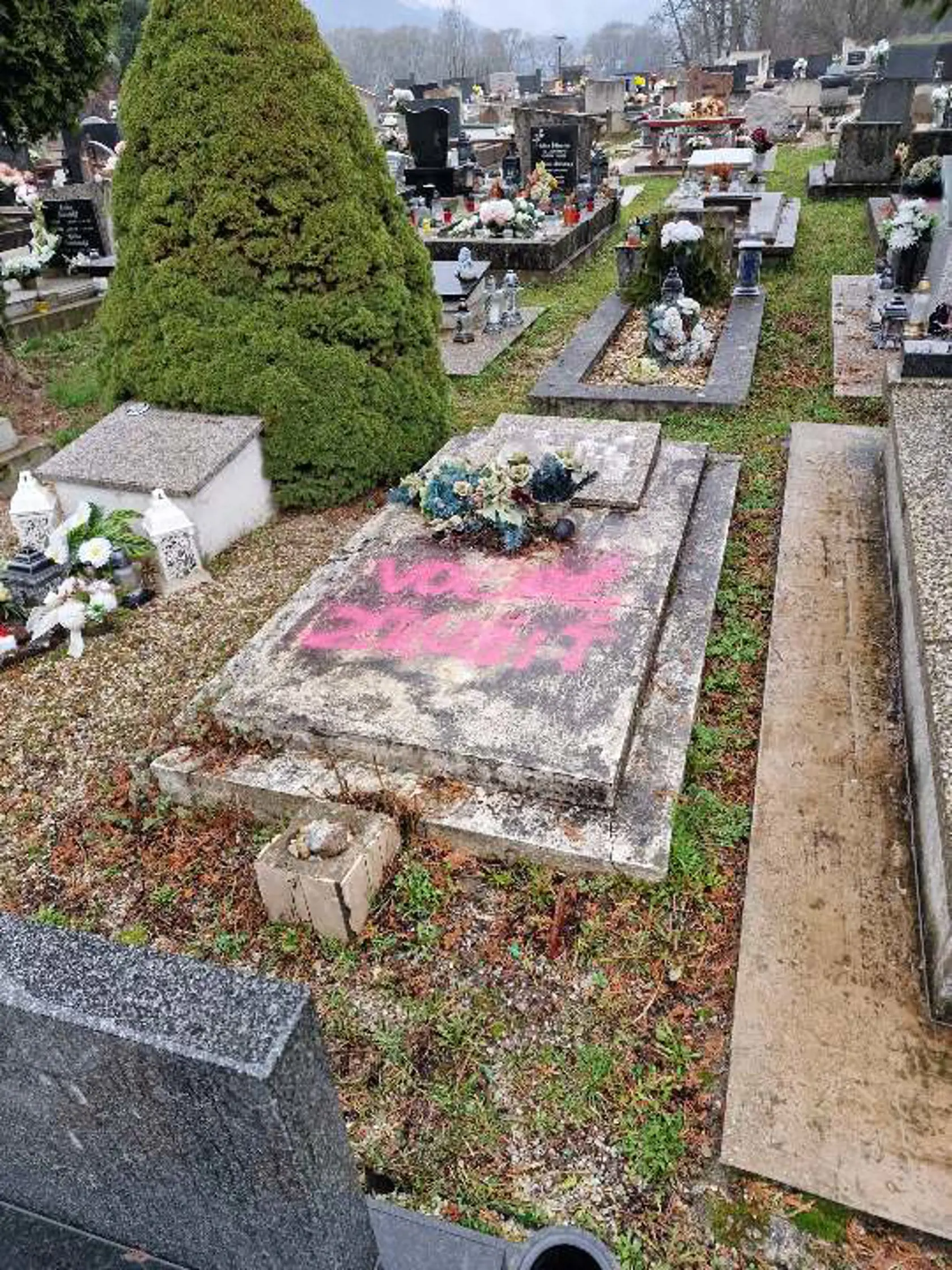 Niektoré hroby na cintoríne v Revúcej sú takto označené.