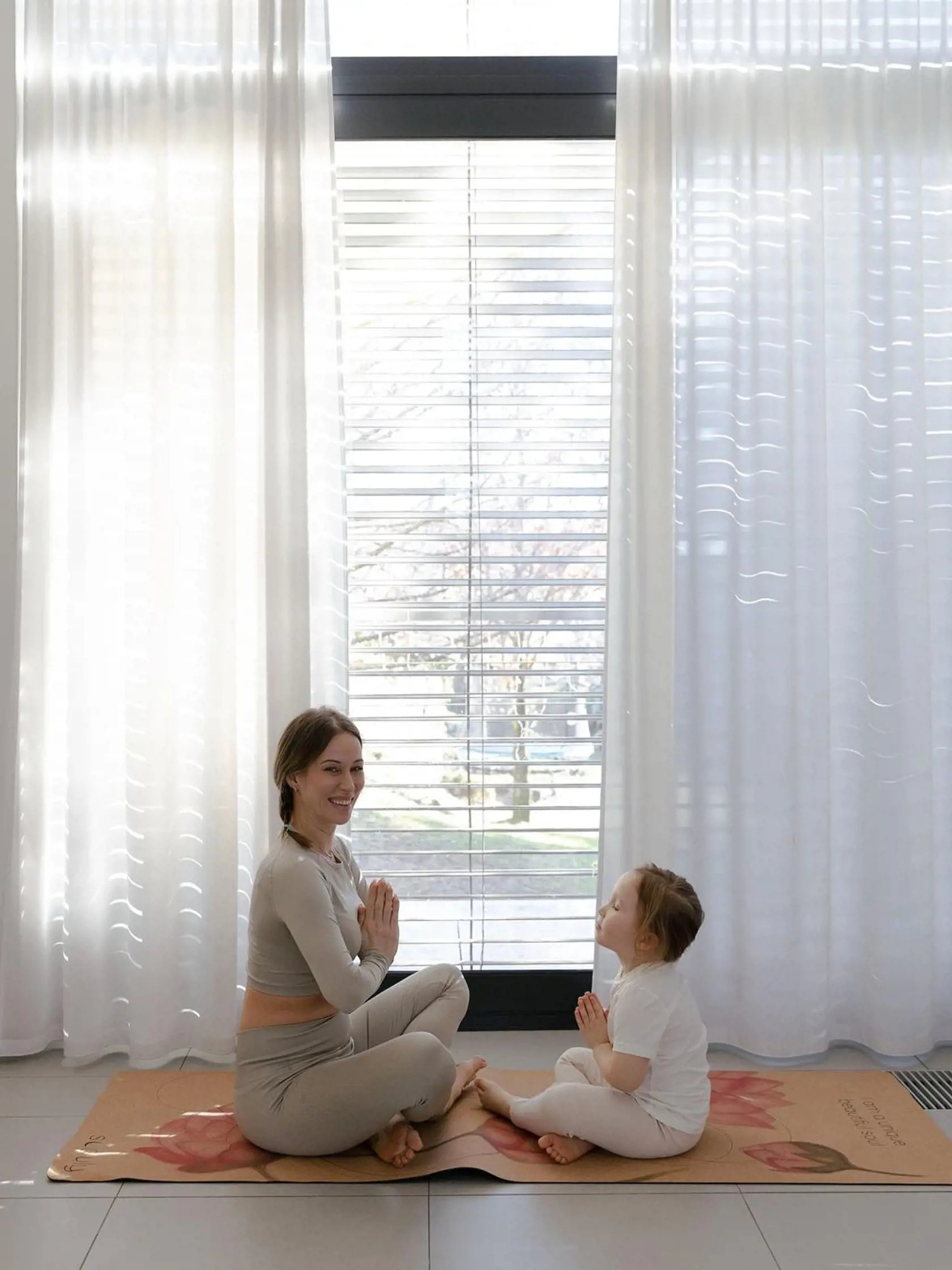 Po dobrom jedle pohyb. "Izabelka má v škôlke detskú jógu a tak mám parťáčku už aj na túto skvelú pohybovú aktivitu😍🧘‍♀️," napísala Katka na svoj Instagram.