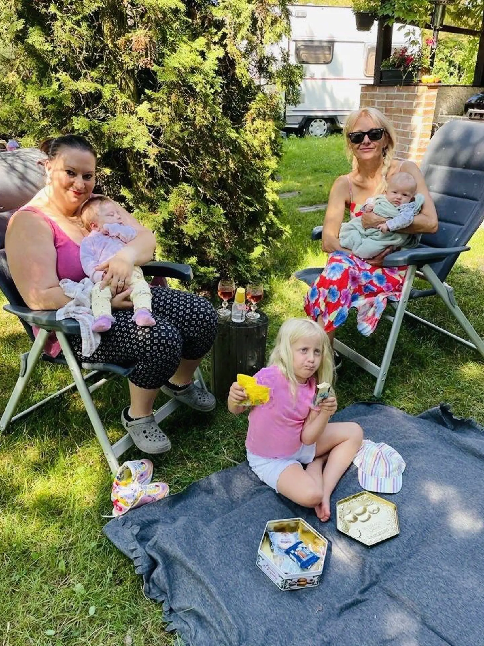 Veronika si rolu babičky užíva. Na fotografii so susedkou...