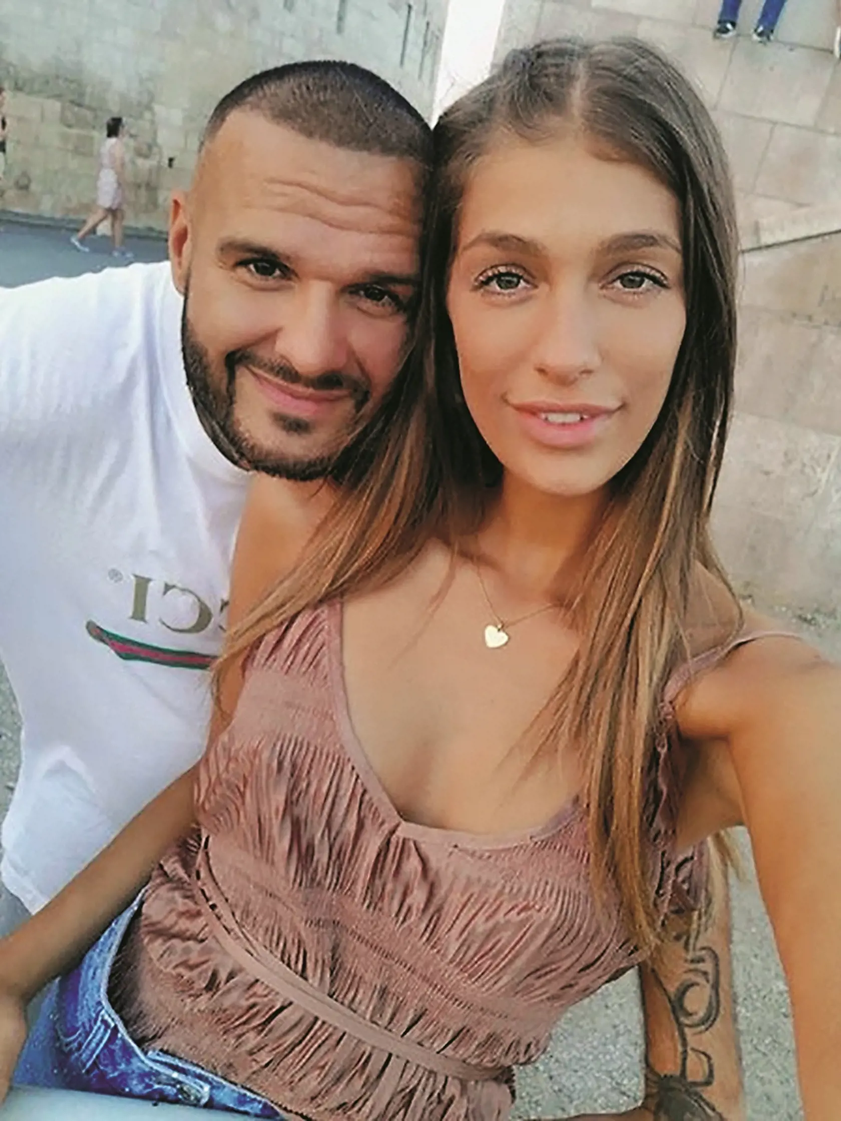 Fotky a aj správanie Rytmusa naznačujú, že takýto zamilovaný ešte nebol...
