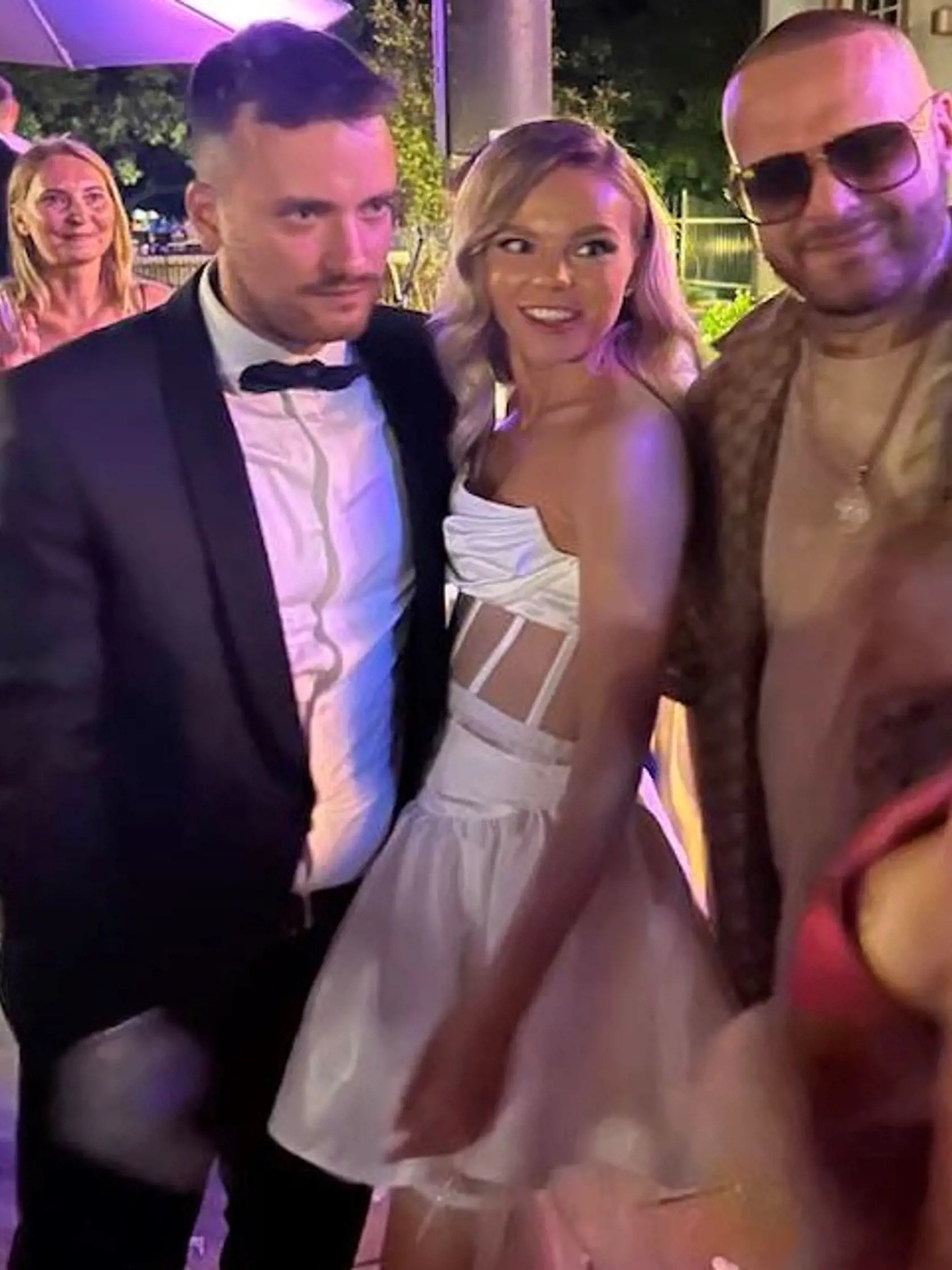 Moderátor a redaktor televízie Markíza Adel Ghannam sa po dvoch rokoch randenia oženil. Jeho vyvolenou sa stala atraktívna Karolína. Na veselicu si zavolali aj Rytmusa.