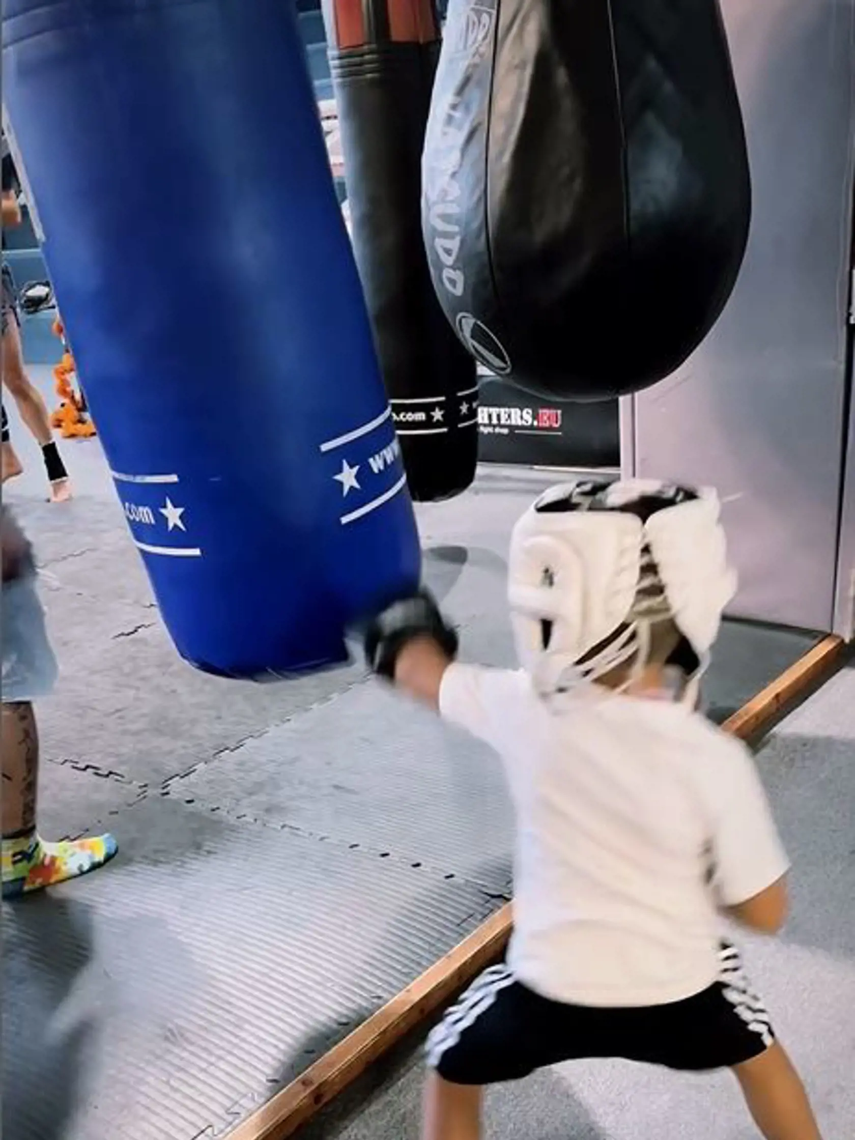 Rytmus ukázal boxerský tréning svojho syna Sanela. "Štvorročný Sany na boxerskom tréningu medzi chlapmi," napísal raper na instagrame k týmto záberom a pridal aj hashtag #ProudFather, teda v preklade „hrdý otec“,