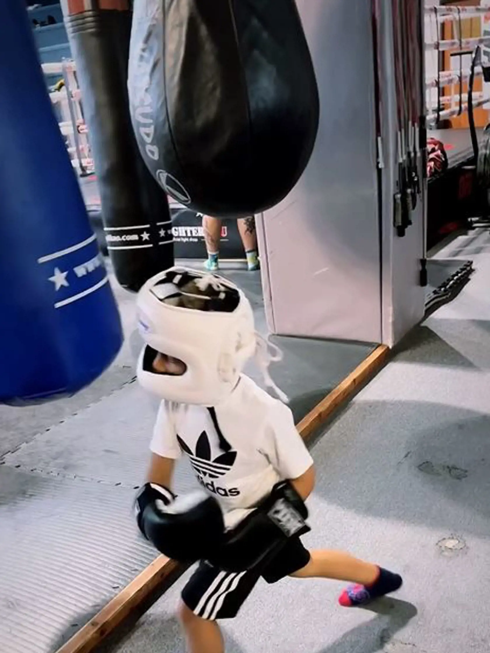 Rytmus ukázal boxerský tréning svojho syna Sanela. "Štvorročný Sany na boxerskom tréningu medzi chlapmi," napísal raper na instagrame k týmto záberom a pridal aj hashtag #ProudFather, teda v preklade „hrdý otec“,