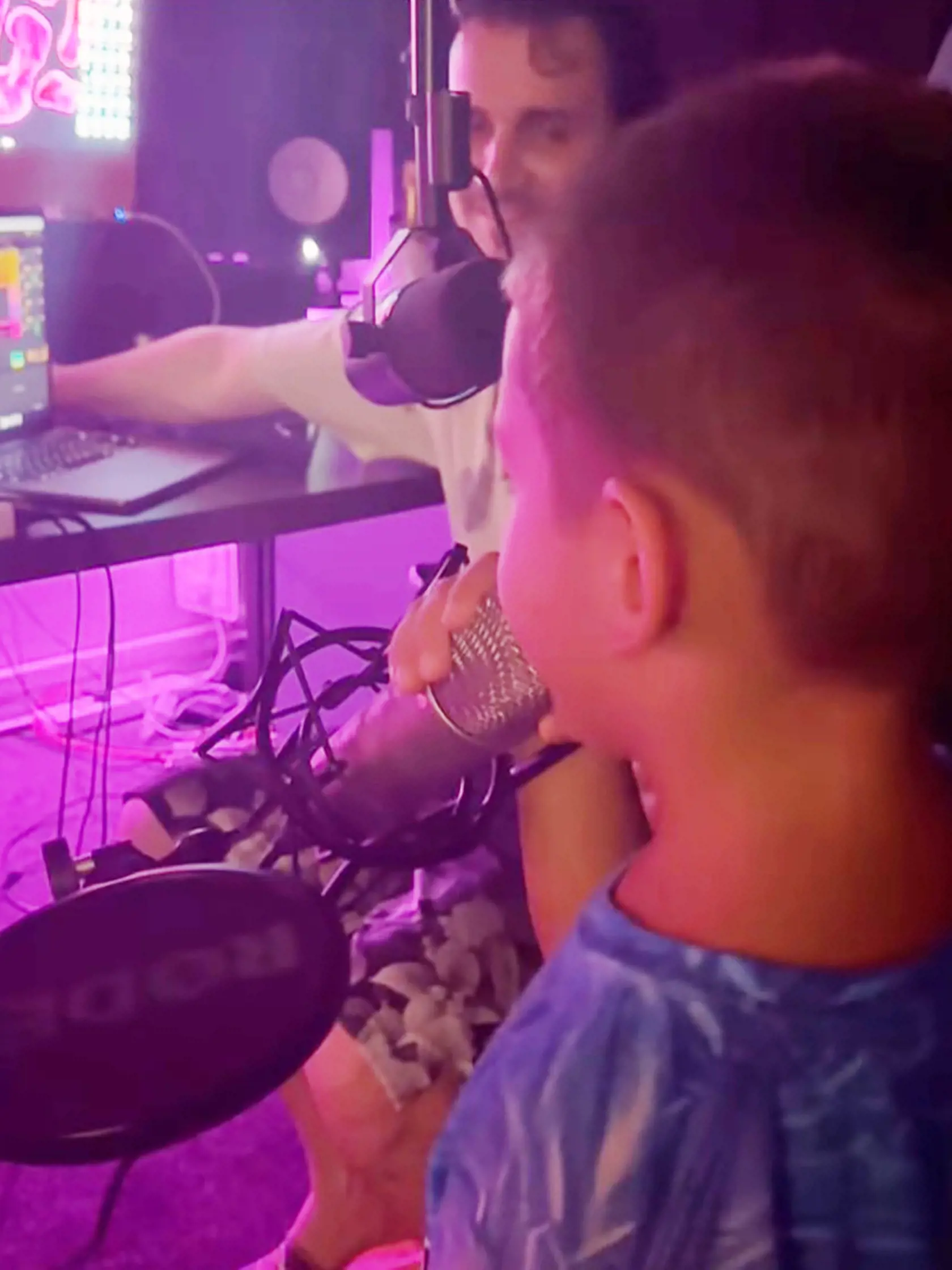 Hudobník. Malý Sanel robí rodičom radosť, sú na neho pyšní.