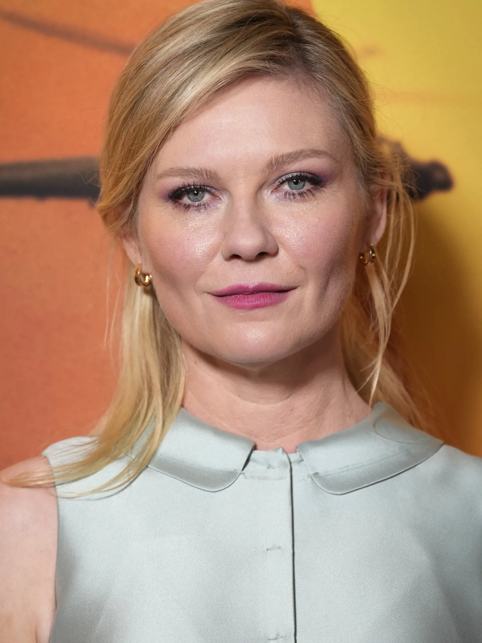 EBE 24 Londýn - Na snímke herečka Kirsten Dunst prichádza na špeciálnu projekciu filmu Civil War v Londýne  v utorok 26. marca 2024. FOTO TASR/AP

Andrew MacDonald, from left, Kirsten Dunst, Alex Garland and Allan Reich pose for photographers on arrival at the special screening of the film 'Civil War' in London, on Tuesday, March 26, 2024. (Scott A Garfitt/Invision/AP)